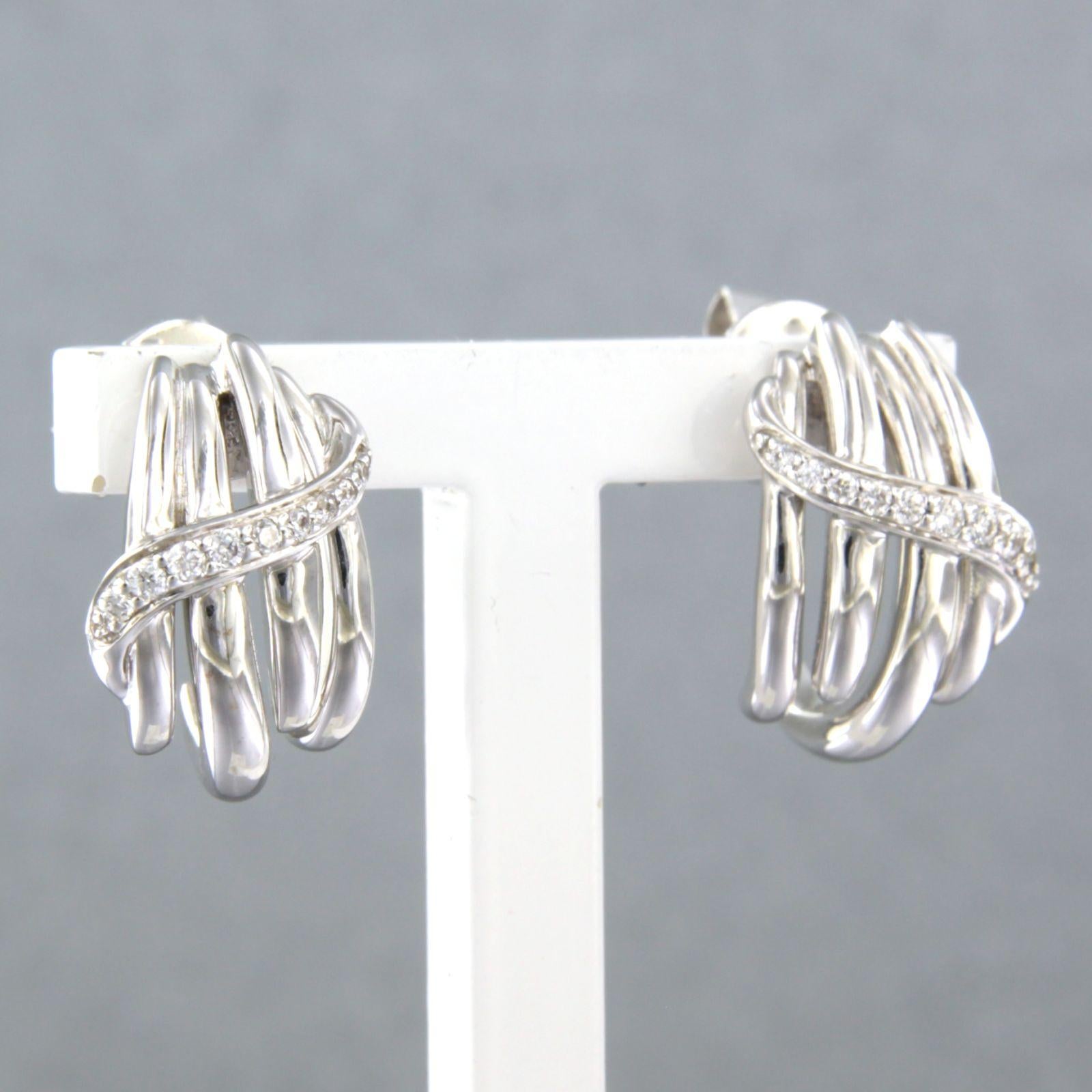 Taille brillant Boucles d'oreilles avec diamants taille brillant jusqu'à 0,15 ct 6,4 grammes Or blanc 18k en vente