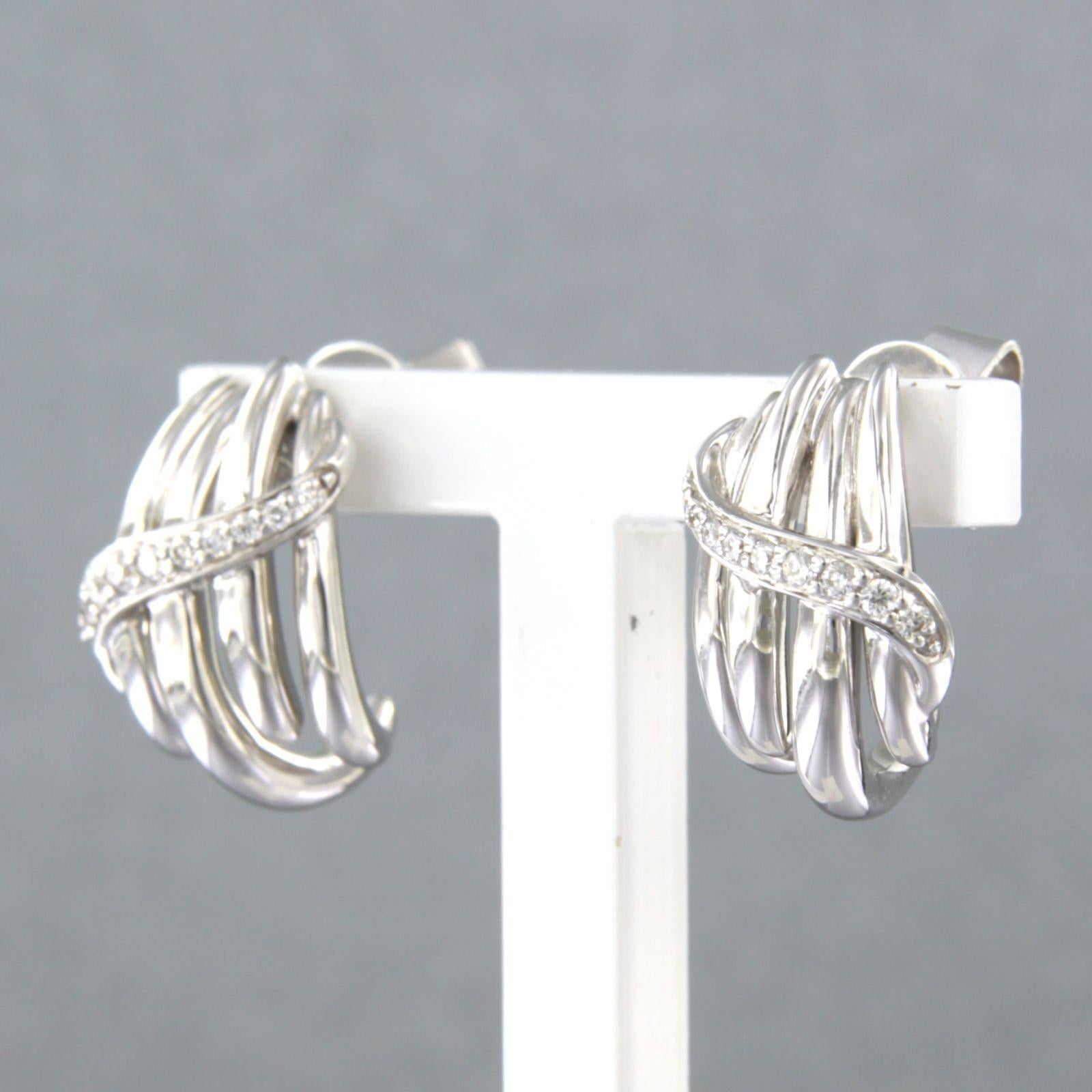 Boucles d'oreilles avec diamants taille brillant jusqu'à 0,15 ct 6,4 grammes Or blanc 18k Excellent état - En vente à The Hague, ZH