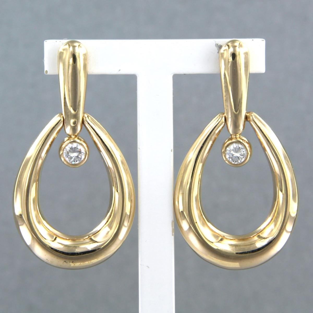 Boucles d'oreilles en or jaune 14k serties de diamants de taille brillant. 0,25ct - F/G - VS/SI  

Description détaillée :

la boucle d'oreille mesure 3,1 cm de haut et 1,7 cm de large

poids 9,3 grammes

set avec

- 2 diamants de taille brillant de