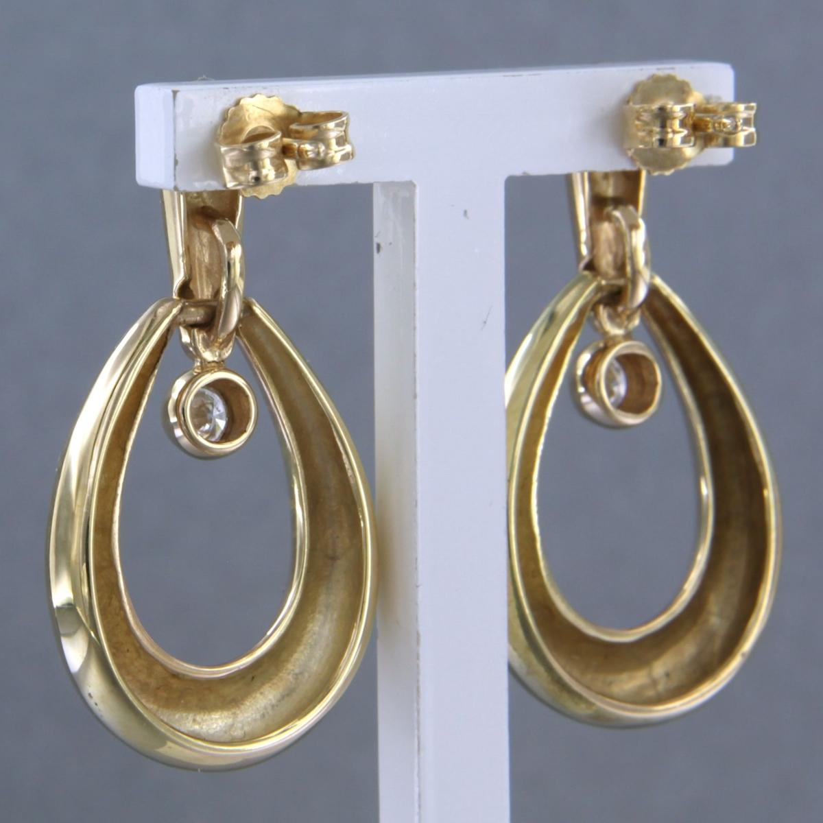Boucles d'oreilles en or jaune 14k serties de diamants de taille brillant. 0,25ct - F/G - VS/SI  

Description détaillée :

la boucle d'oreille mesure 3,1 cm de haut et 1,7 cm de large

poids 9,3 grammes

set avec

- 2 diamants de taille brillant de