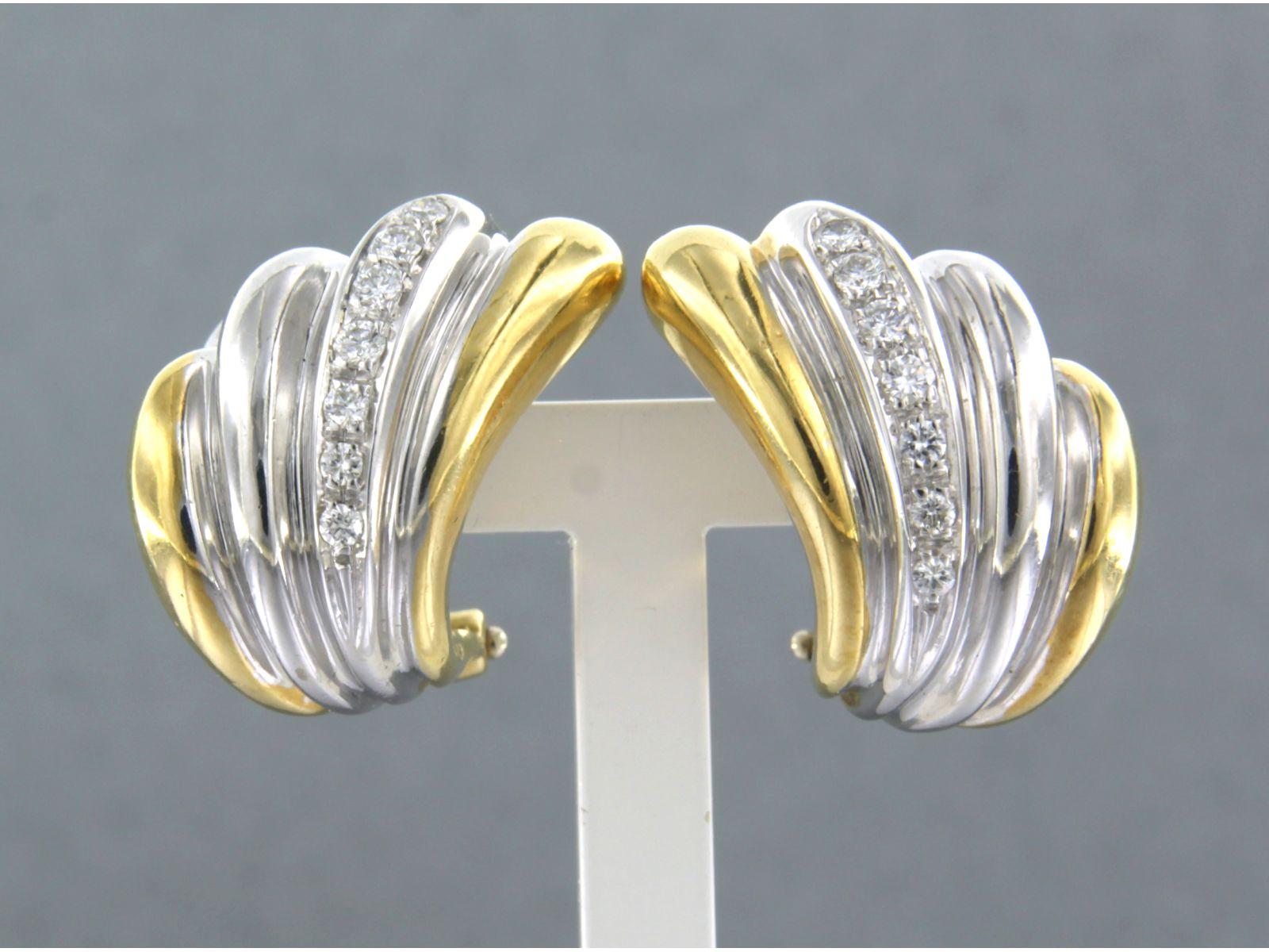 Orecchini a clip in oro bicolore 18k con diamanti taglio brillante fino a 0,30 carati - F/G - VS/SI

Descrizione dettagliata:

Gli orecchini a clip sono lunghi 2,0 cm e larghi 1,6 cm.

Peso: 13.5 grammi

Set con

- 14 x 1,1 mm - 1,9 mm di diamanti a