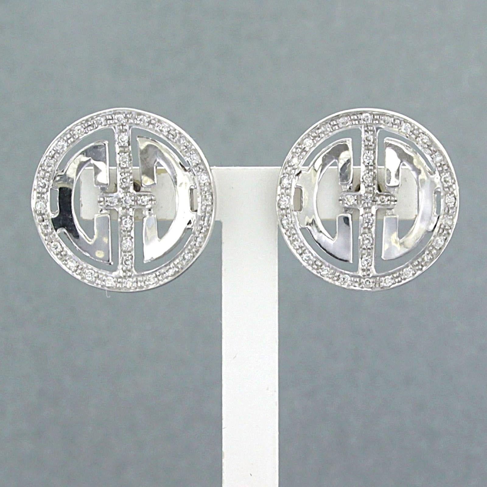Boucles d'oreilles en or blanc 18k serties d'un diamant taille brillant 0,33 ct - F/G - VS/SI

Description détaillée :

Les boucles d'oreilles mesurent 1,6 cm sur 1,6 cm.

Poids : 4,1 grammes

Set avec :

- 66 x 1,0 mm de diamant taille brillant,