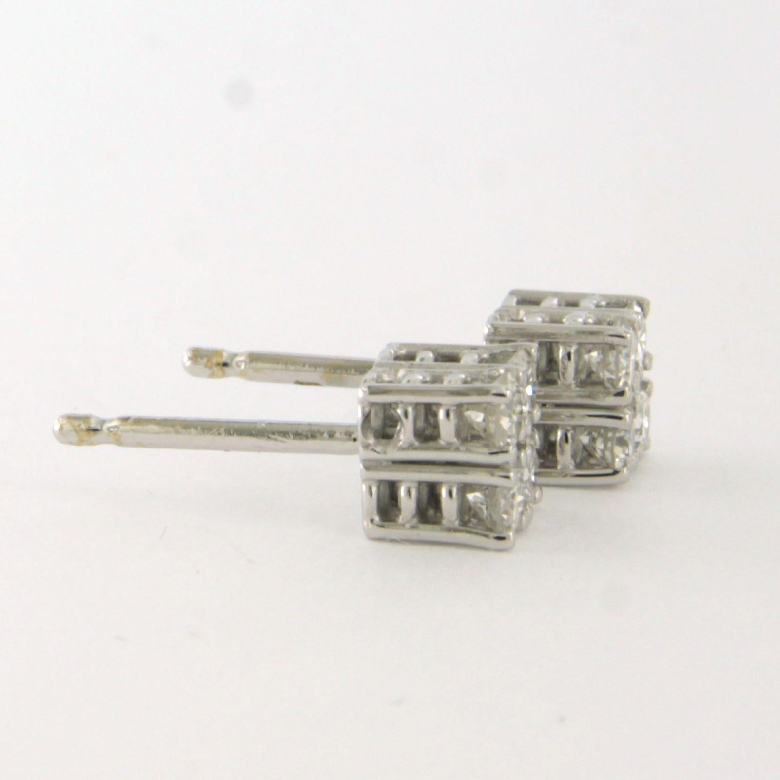 Pendientes de oro blanco de 18 quilates engastados con diamantes talla brillante de hasta 0,35 quilates - F/G - VS/SI

Descripción detallada:

La parte superior del espárrago tiene 5.2 mm de ancho

Peso: 2,2 gramos

Set con:

- 8 diamantes talla