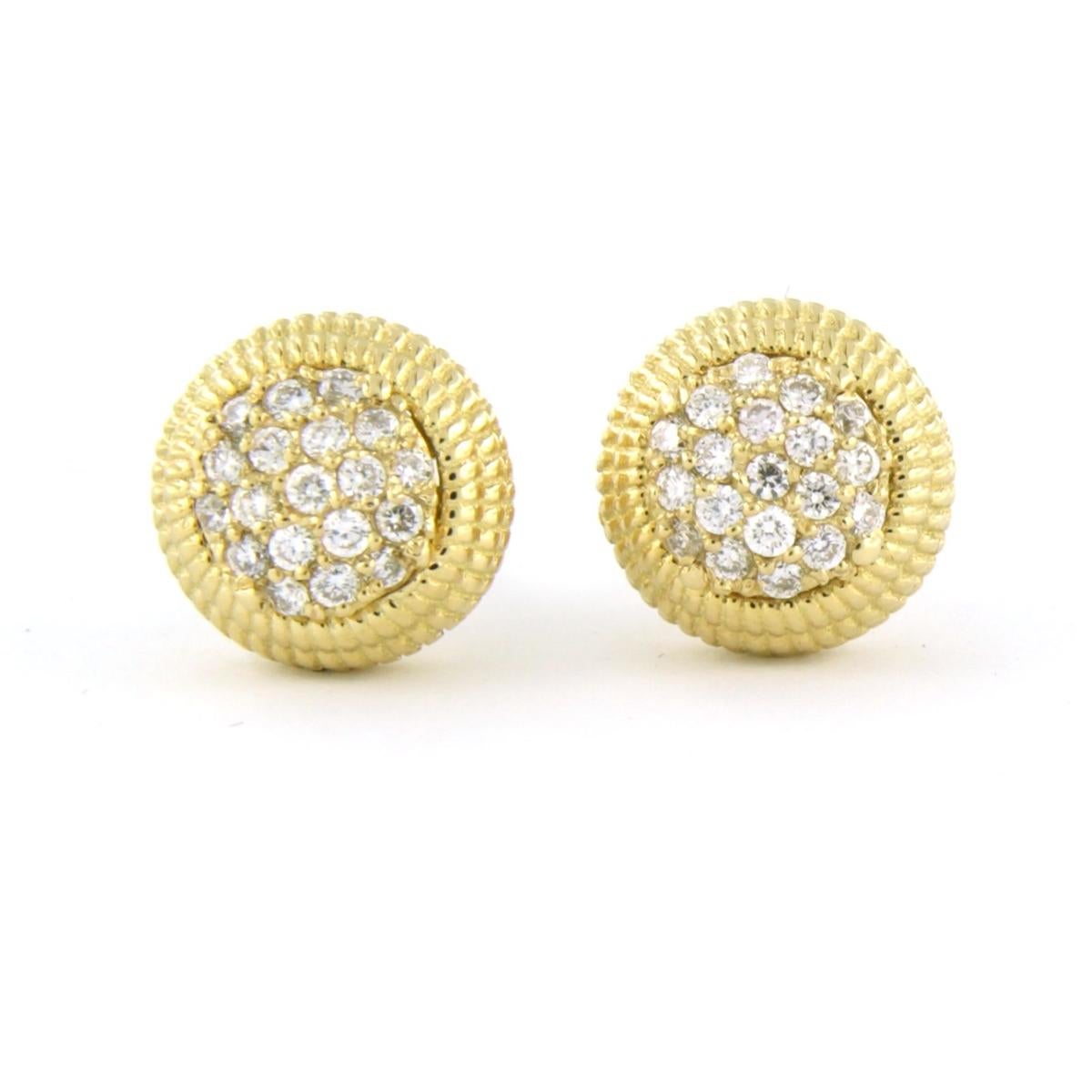 Boucles d'oreilles en or jaune 18k serties de diamants taille brillant jusqu'à 0.42ct - F/G - VS/SI 

description détaillée :

la taille du goujon est de 9.6 mm de large

poids : 4,9 grammes

avec :

- 38 x 1,3 mm diamant taille brillant, total
