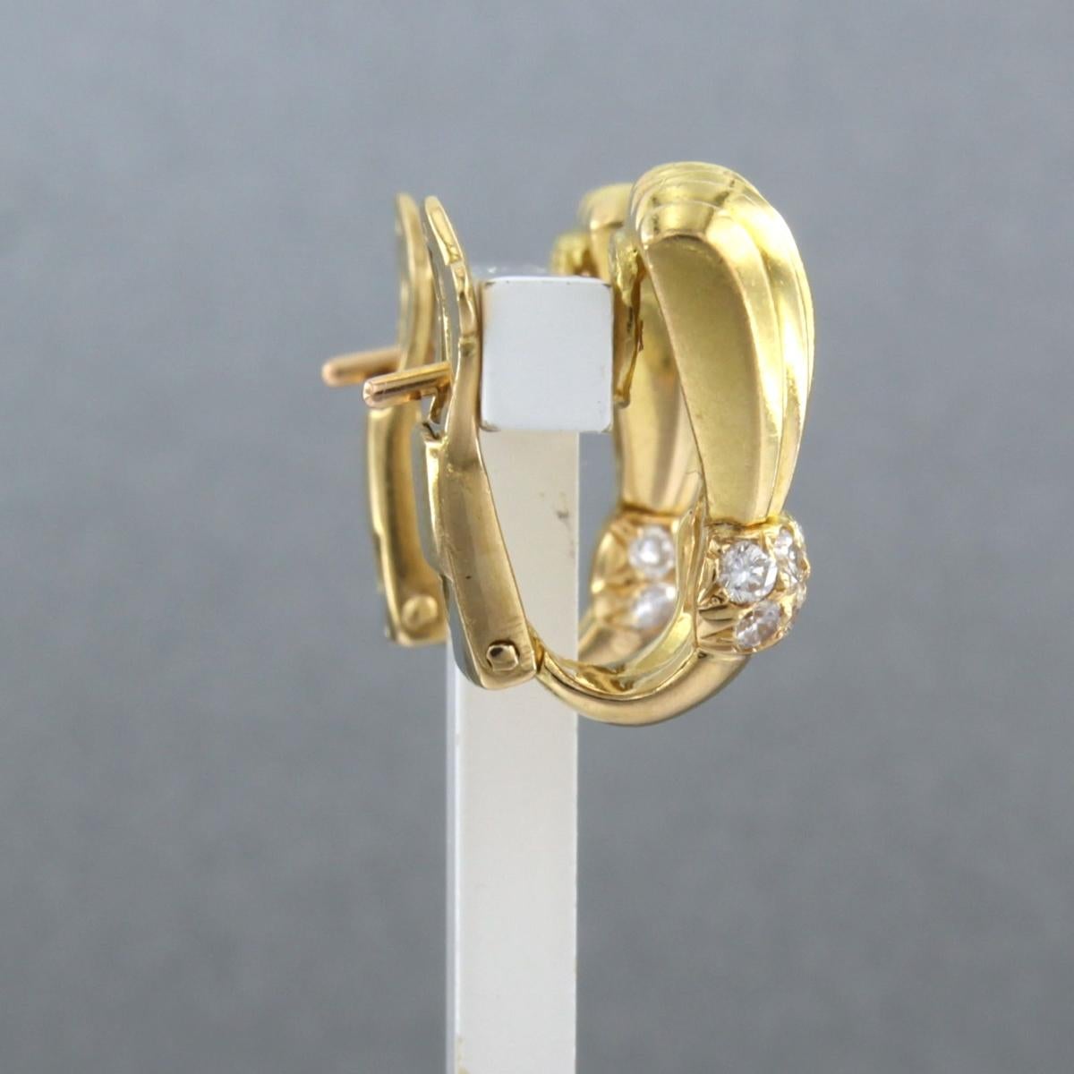 Clips d'oreilles en or jaune 18k sertis de diamants de taille brillant. 0,50ct - F/G - VS/SI 

description détaillée :

L'avant du clip auriculaire mesure 1,8 cm sur 1,1 cm de large.

poids 13,1 grammes

occupé par

- 18 diamants de taille brillant