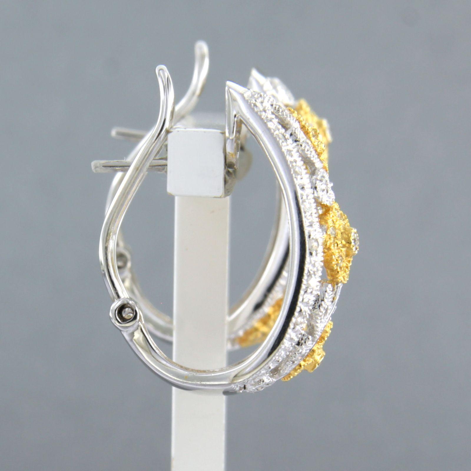 Boucles d'oreilles clips en or bicolore 18k serties de diamants taille brillant jusqu'à 0,60 ct - F/G - VS/SI

Description détaillée :

La partie avant de la boucle d'oreille mesure 2,2 cm de long et 1,3 cm de large.

Poids : 10.8 grammes

Set avec