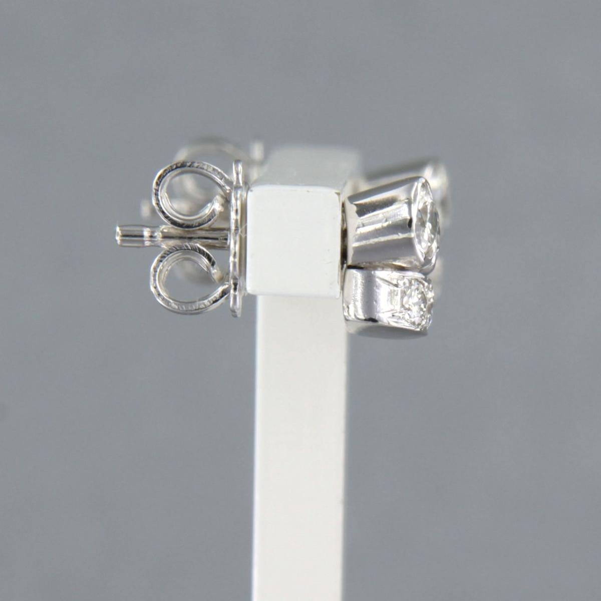 Boucles d'oreilles en or blanc 18k serties de diamants taille brillant jusqu'à 0,60 ct - F/G - VS/SI

Description détaillée :

La partie supérieure du goujon mesure 6,3 mm sur 4,3 mm de large.

Poids : 3.8 grammes

Set avec :

- 4 diamants de taille