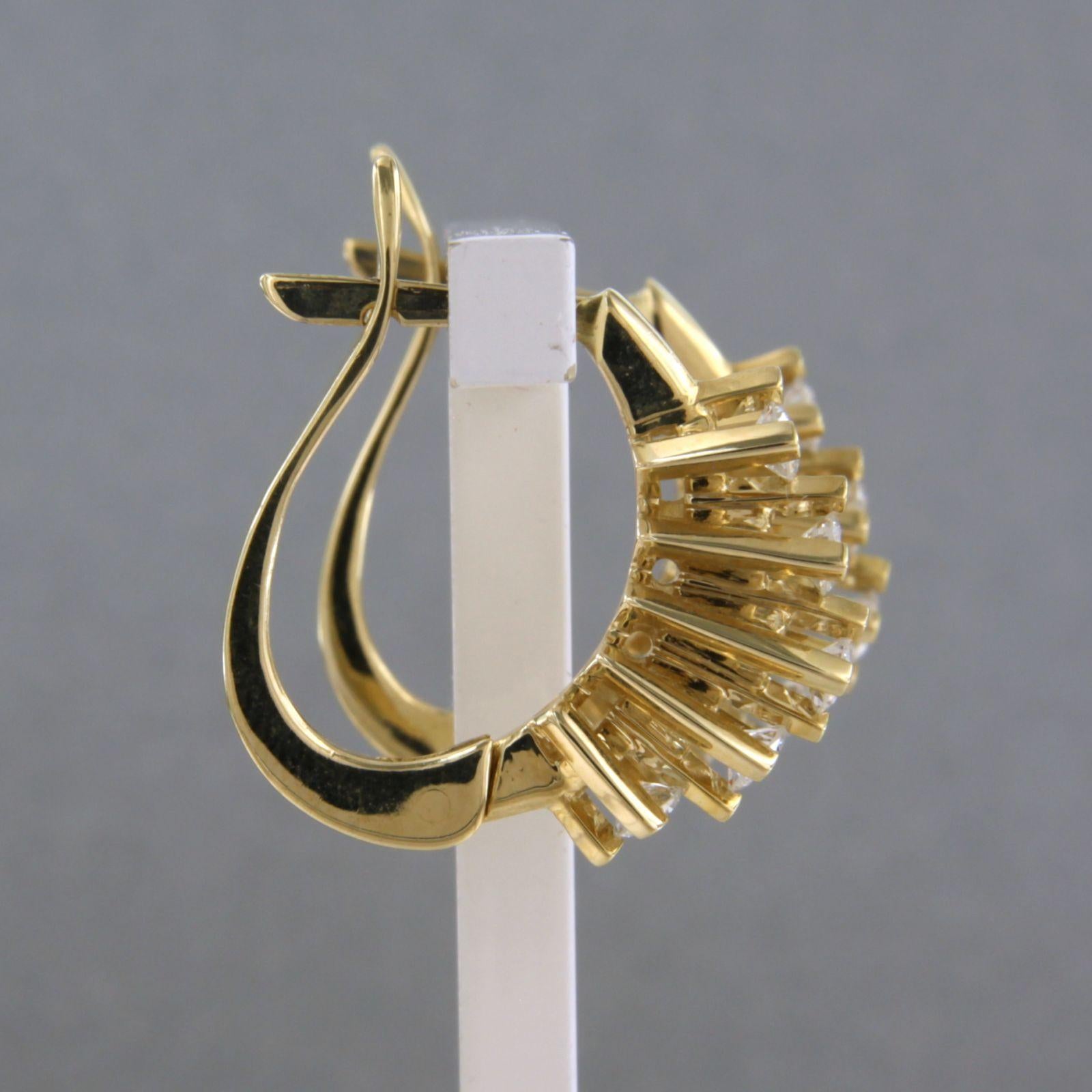 Créoles en or jaune 14k serties de diamants taille brillant jusqu'à 0,80 ct - F/G - VS/SII

Description détaillée :

La partie supérieure des boucles d'oreilles mesure 1,8 cm de haut et 4,9 mm de large.

Poids : 6,8 grammes

Ensemble avec

- 10