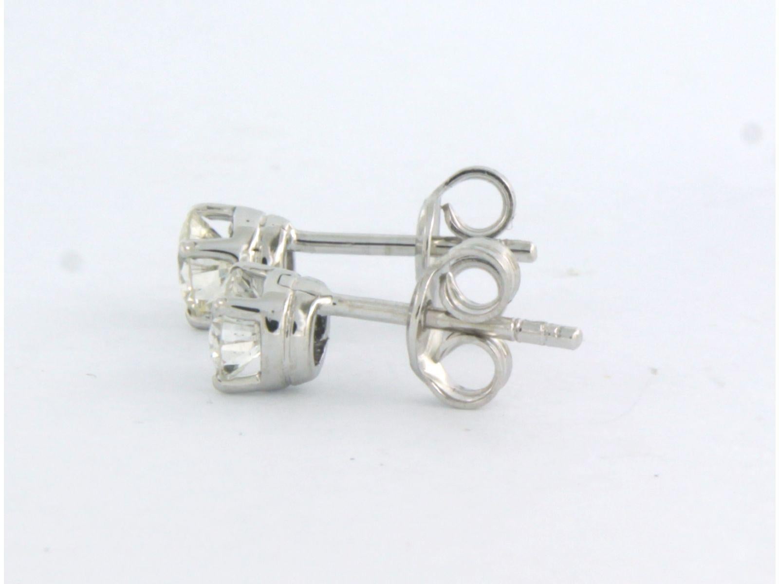 Boucles d'oreilles solitaires en or blanc 14k serties de diamants taille brillant jusqu'à 0,98 ct - F - VS

Description détaillée :

La partie supérieure du goujon a une largeur de 5.1 mm.

Poids : 1.4 gramme

Set avec :

- 2 diamants de 4,7 mm de