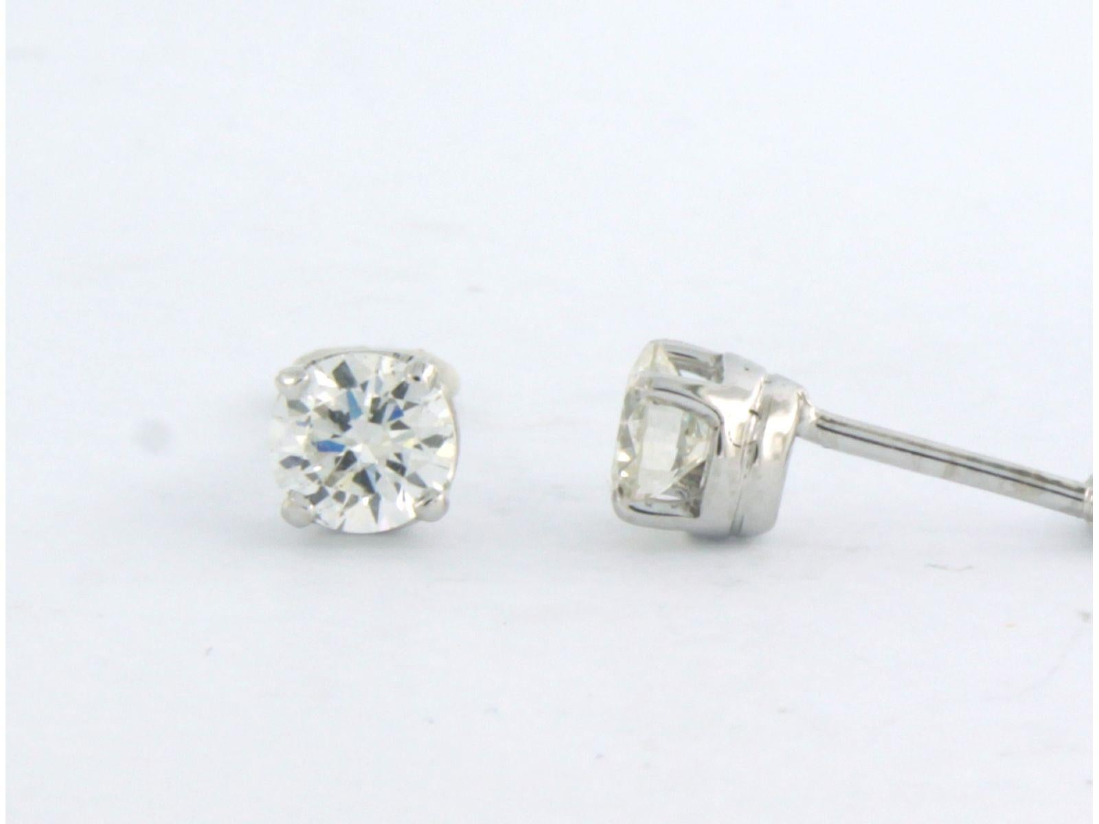 Boucles d'oreilles avec diamants taille brillant jusqu'à 0,98ct Or blanc 14k 1,4 grammes Excellent état - En vente à The Hague, ZH