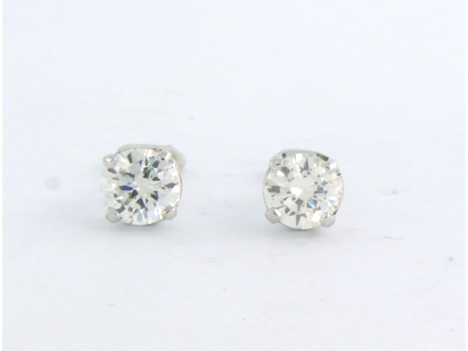 Boucles d'oreilles avec diamants taille brillant jusqu'à 0,98ct Or blanc 14k 1,4 grammes en vente 1