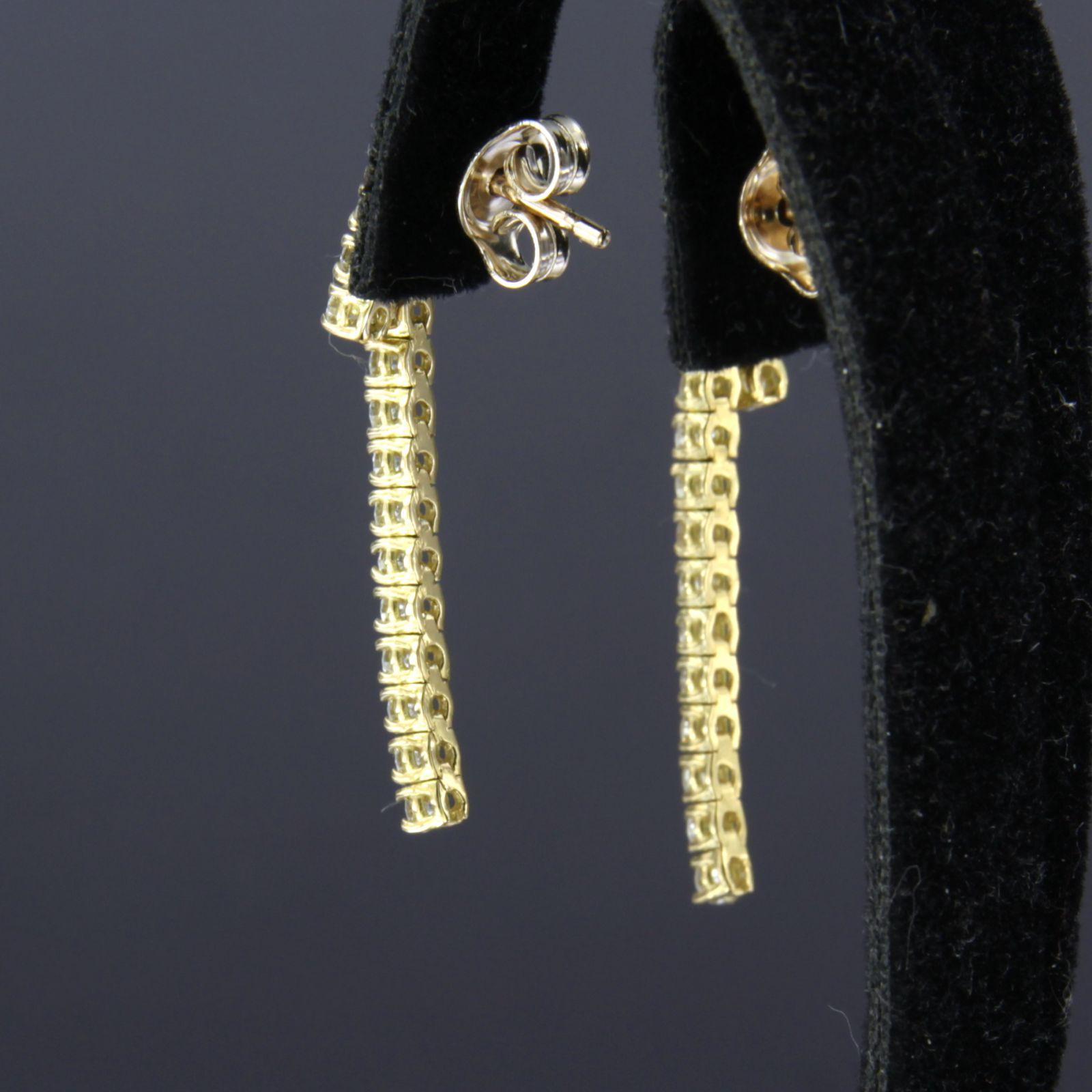 18k yellow gold earrings set with brilliant cut diamonds up to . 1.00ct - F/G - VS/SI

detailed description:

The front of the earrings is 3.0 cm high and 4.4 mm wide

weight 3.8 grams

occupied with

- 34 x 1.9 mm brilliant cut diamond,