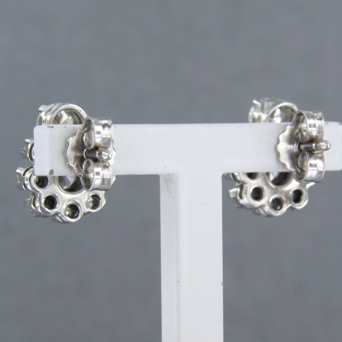 Boucles d'oreilles avec diamants taille brillant jusqu'à 1.30ct - 3.9 grammes - or blanc 14k Excellent état - En vente à The Hague, ZH