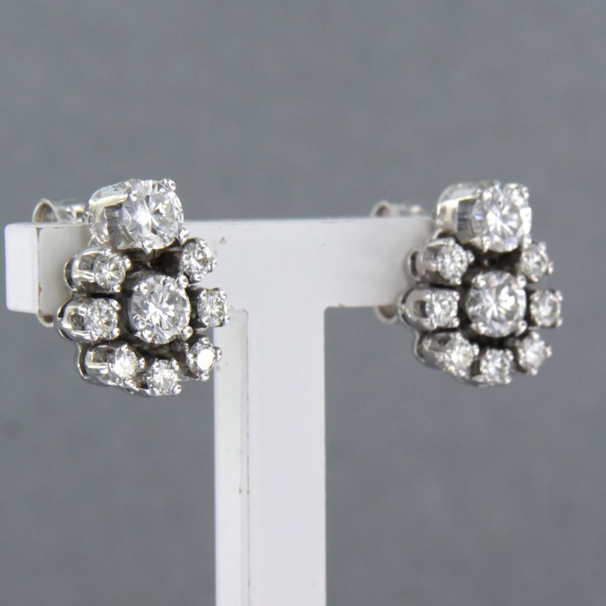 Boucles d'oreilles avec diamants taille brillant jusqu'à 1.30ct - 3.9 grammes - or blanc 14k en vente 1