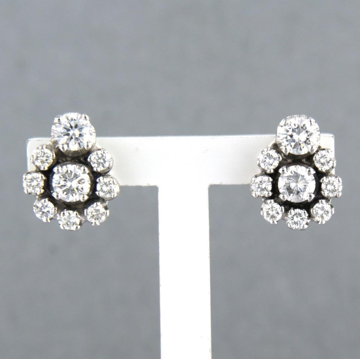 Boucles d'oreilles avec diamants taille brillant jusqu'à 1.30ct - 3.9 grammes - or blanc 14k en vente 2