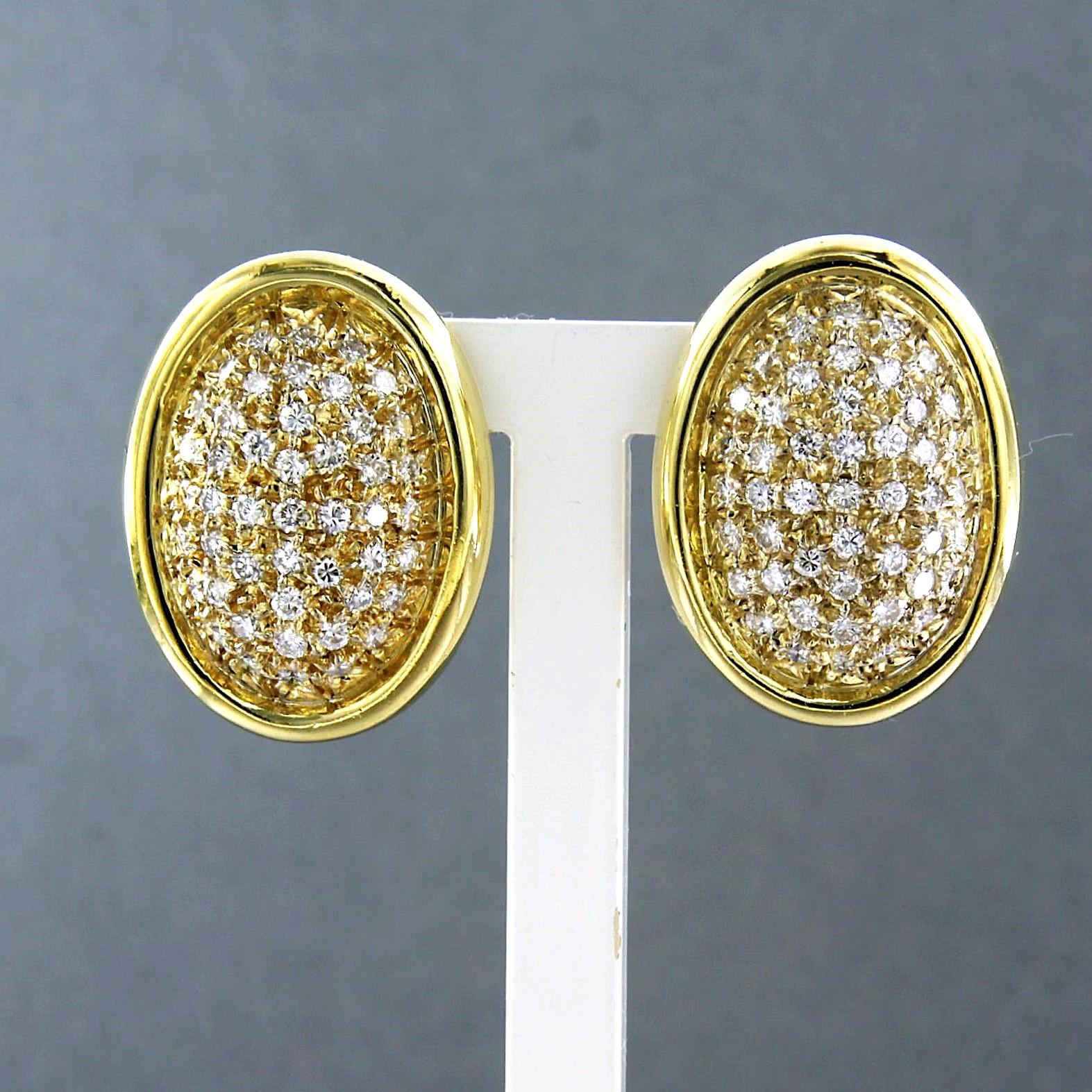 Boucles d'oreilles clips en or jaune 18k serties de diamants taille brillant jusqu'à 1,50 ct - F/G - VS/SI

Description détaillée :

Les boucles d'oreilles à clip mesurent 2,0 cm sur 1,5 cm de large.

Poids : 10.7 grammes

Set avec :

- 100 diamants