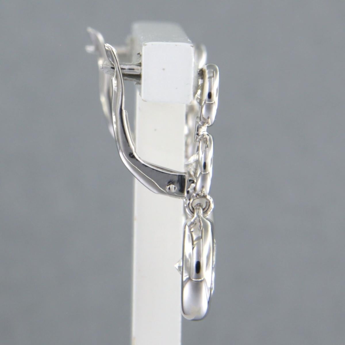 Boucles d'oreilles en or blanc 14k serties de diamants taille brillant jusqu'à 1.30 ct F, F/G - VS, VS/SI

Description détaillée :

Les boucles d'oreilles mesurent 2,0 cm et 8,5 mm de large.

Poids : 3.8 grammes

Set avec :

- 2 diamants de taille