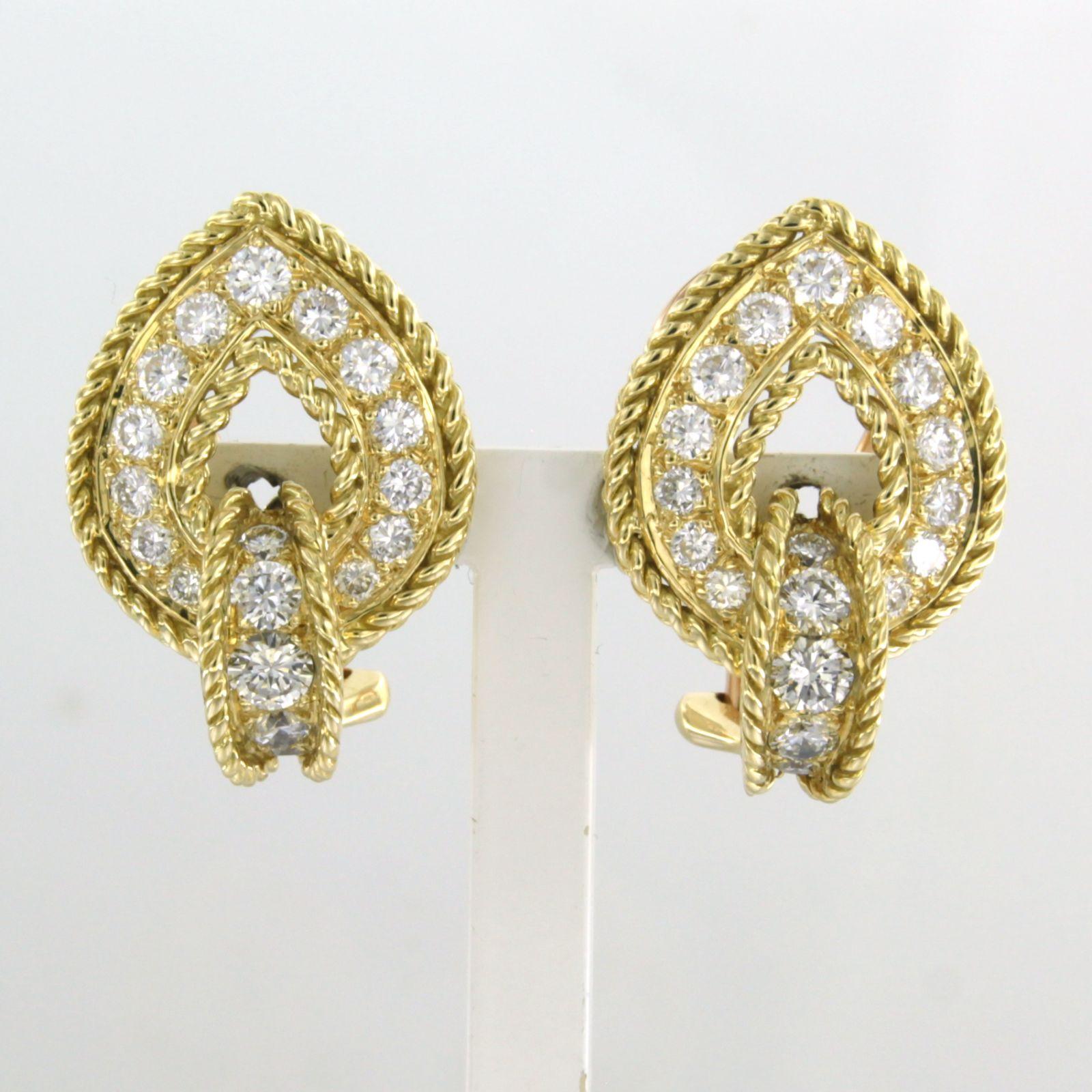 18k yellow gold ear clips set with brilliant cut diamonds. up to 2.00ct - F/G - VS/SI

Detailed description

the size of the ear clip is 2.3 cm long by 1.6 cm wide

weight 12.0 grams

occupied with

- 36 x 2.0 mm - 3.5 mm brilliant cut diamond,