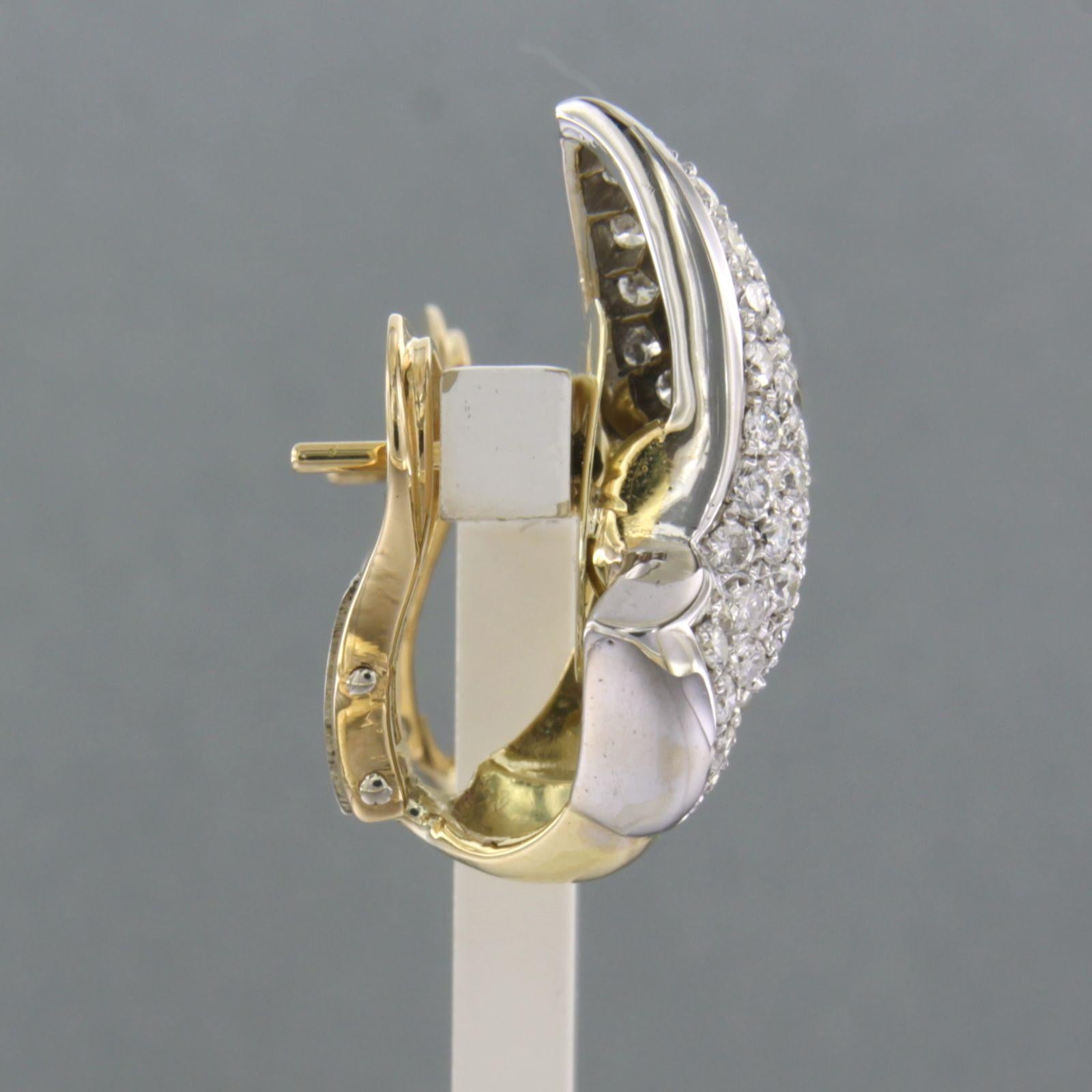 Boucles d'oreilles clips en or bicolore 18k serties de diamants taille brillant jusqu'à 2,00 ct - F/G - VS/SI

Description détaillée :

Les boucles d'oreilles à clip mesurent 2,4 cm de long et 1,5 cm de large.

Poids : 13,5 grammes

Set avec :

-