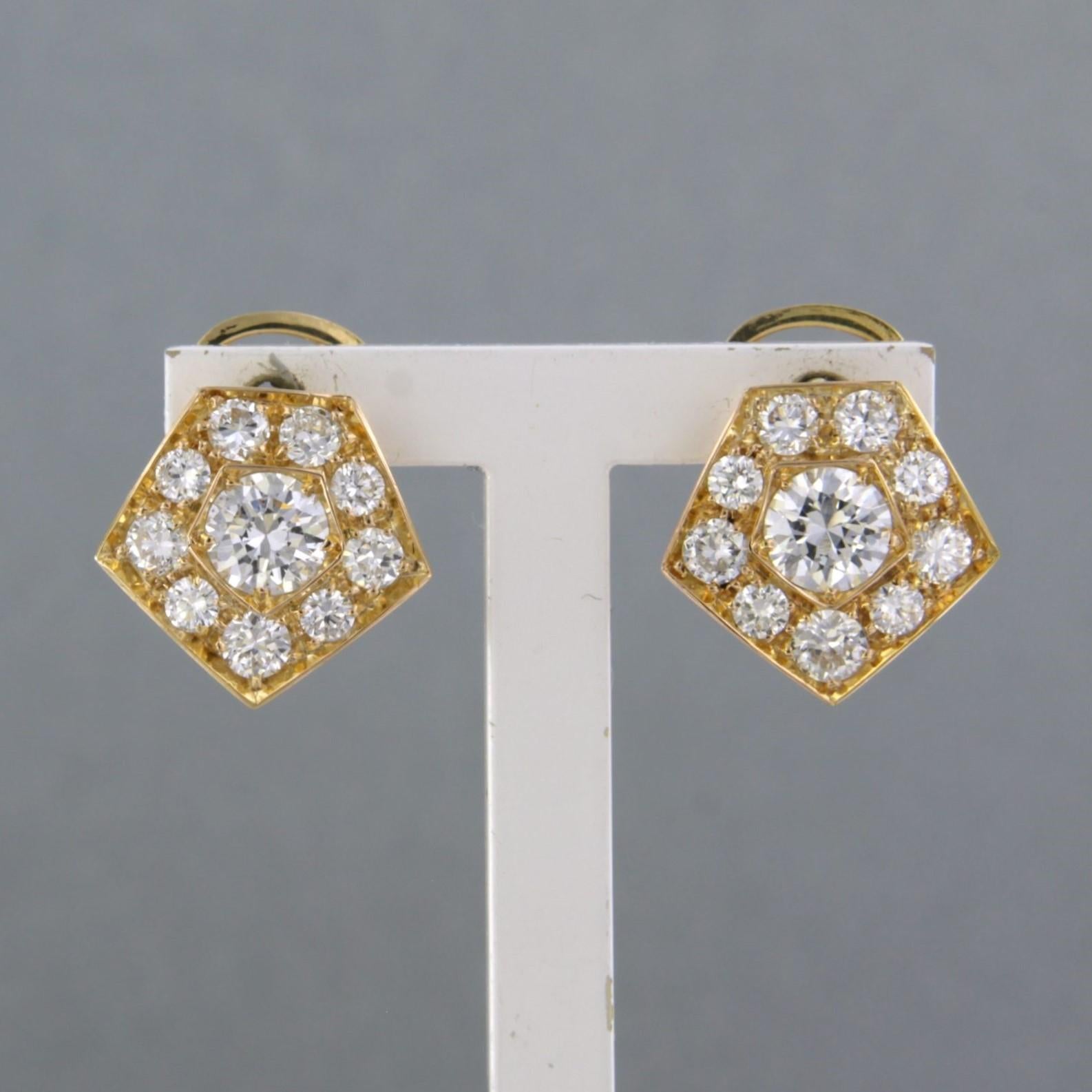 Pendientes de clip de oro amarillo de 18k engastados con diamantes talla brillante de hasta 2,00 ct - G/H - VS/SI

Descripción detallada:

Los pendientes de clip miden 1,2 cm por 1,2 cm de ancho.

Peso: 4,8 gramos

Set con:

- 2 diamantes talla