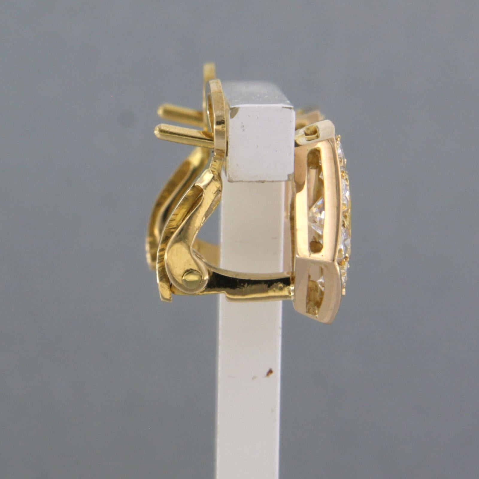 18k yellow gold clip-on earrings set with brilliant-cut diamonds up to 2.00 ct – J/K, F/G – VS/SI

Detailed description:

The front of the clip-on earrings is 1.3 cm wide by 1.2 cm long.

Weight: 4.8 grams

Set with:

- 2 x 5.1 mm brilliant-cut