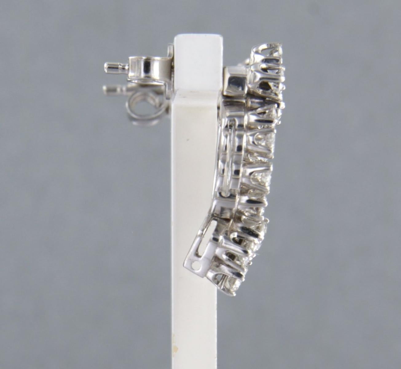 Boucles d'oreilles en or blanc 18k serties de diamants taille brillant jusqu'à 2.00ct F/G - VS/SI

description détaillée

l'avant du crampon mesure 2,1 cm de long sur 1,0 cm de large

poids 7,2 grammes

set avec

- 8 x 3,0 mm diamant taille
