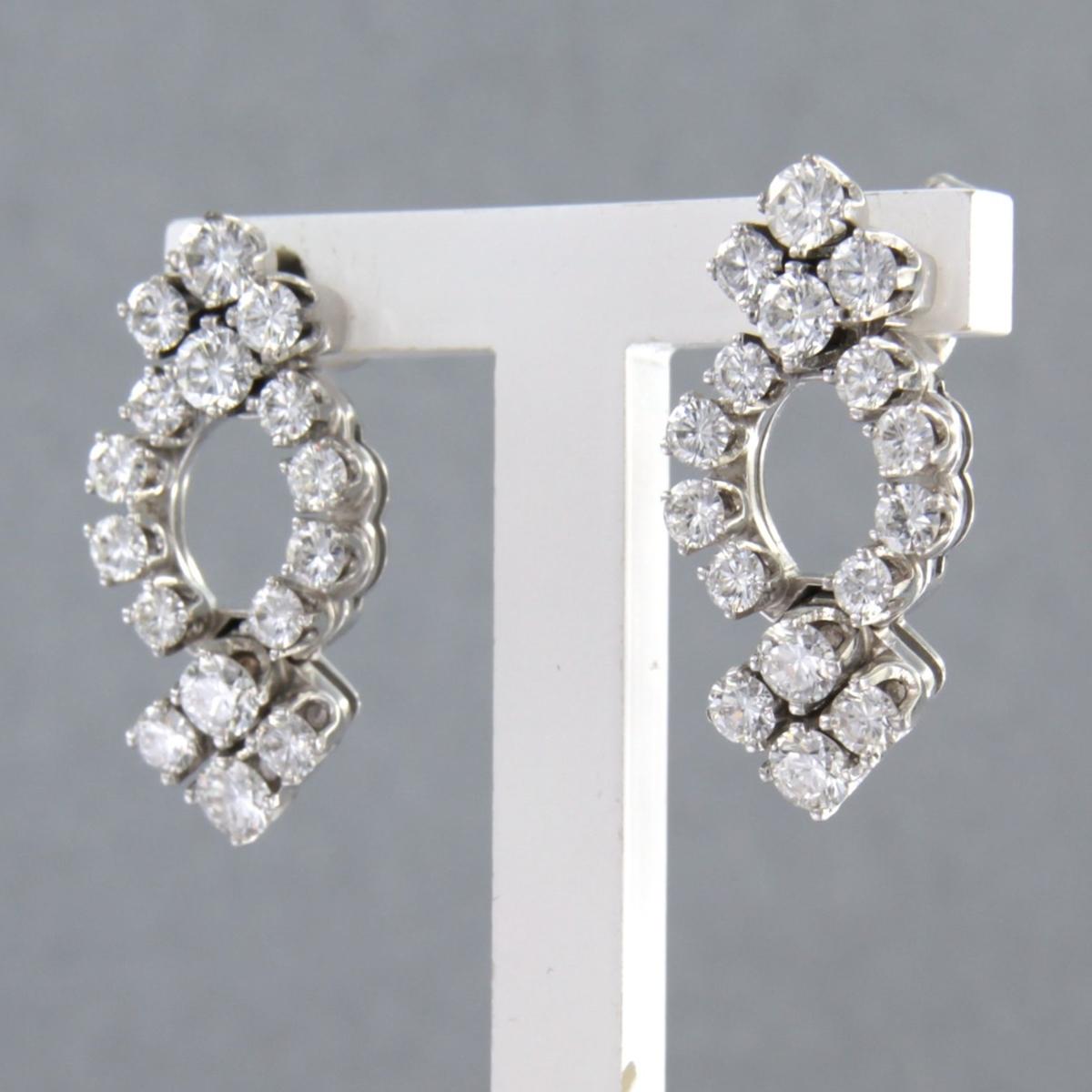 Boucles d'oreilles avec diamants taille brillant jusqu'à 2.00ct 7.2 grammes Or blanc 18k Excellent état - En vente à The Hague, ZH