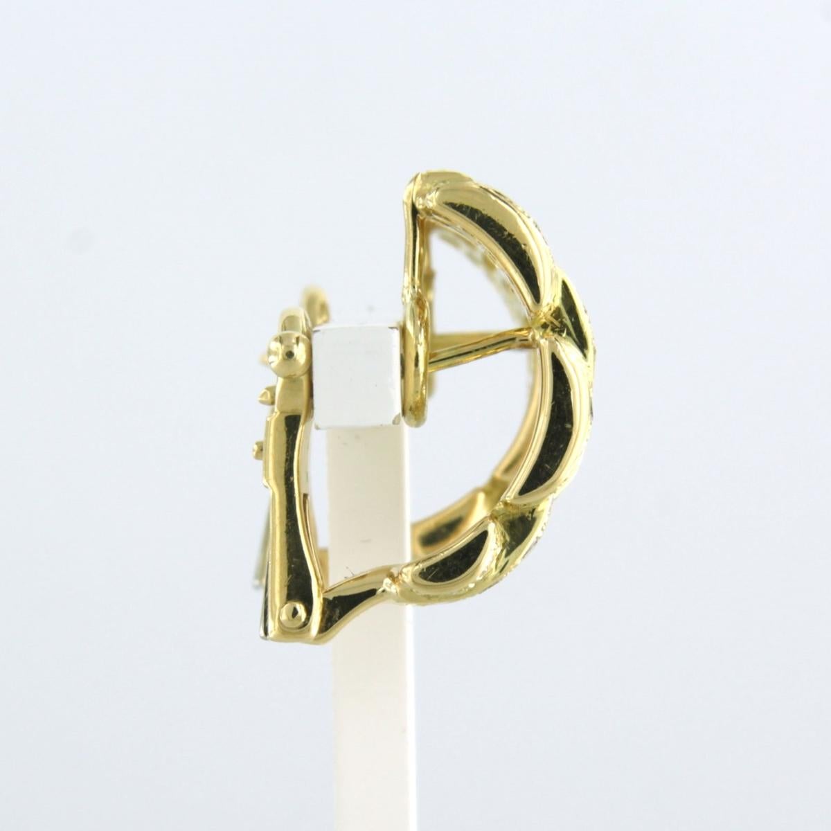 Clips d'oreilles en or jaune 18k sertis de diamants de taille brillant. 2.50ct - G/H - VS/SI

description détaillée :

la taille du clip d'oreille est de 2,3 cm de haut et de 1,0 cm de large

poids 13,5 grammes

set avec

- 60 x 2,3 mm diamant
