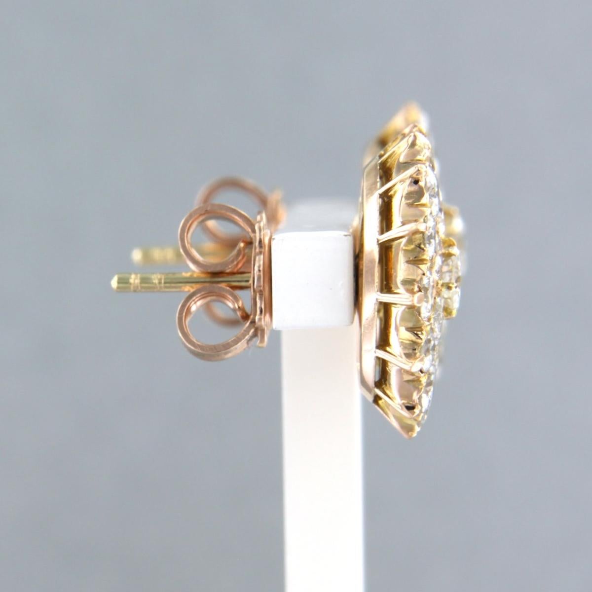 Boucles d'oreilles en or rouge 14k serties de diamants taille brillant 3.50ct - J/K SI/P1

description détaillée :

La partie supérieure du clou d'oreille mesure 1.5 cm de large.

Poids 5,4 grammes

set avec

- 14 diamants de taille brillante de 2,5