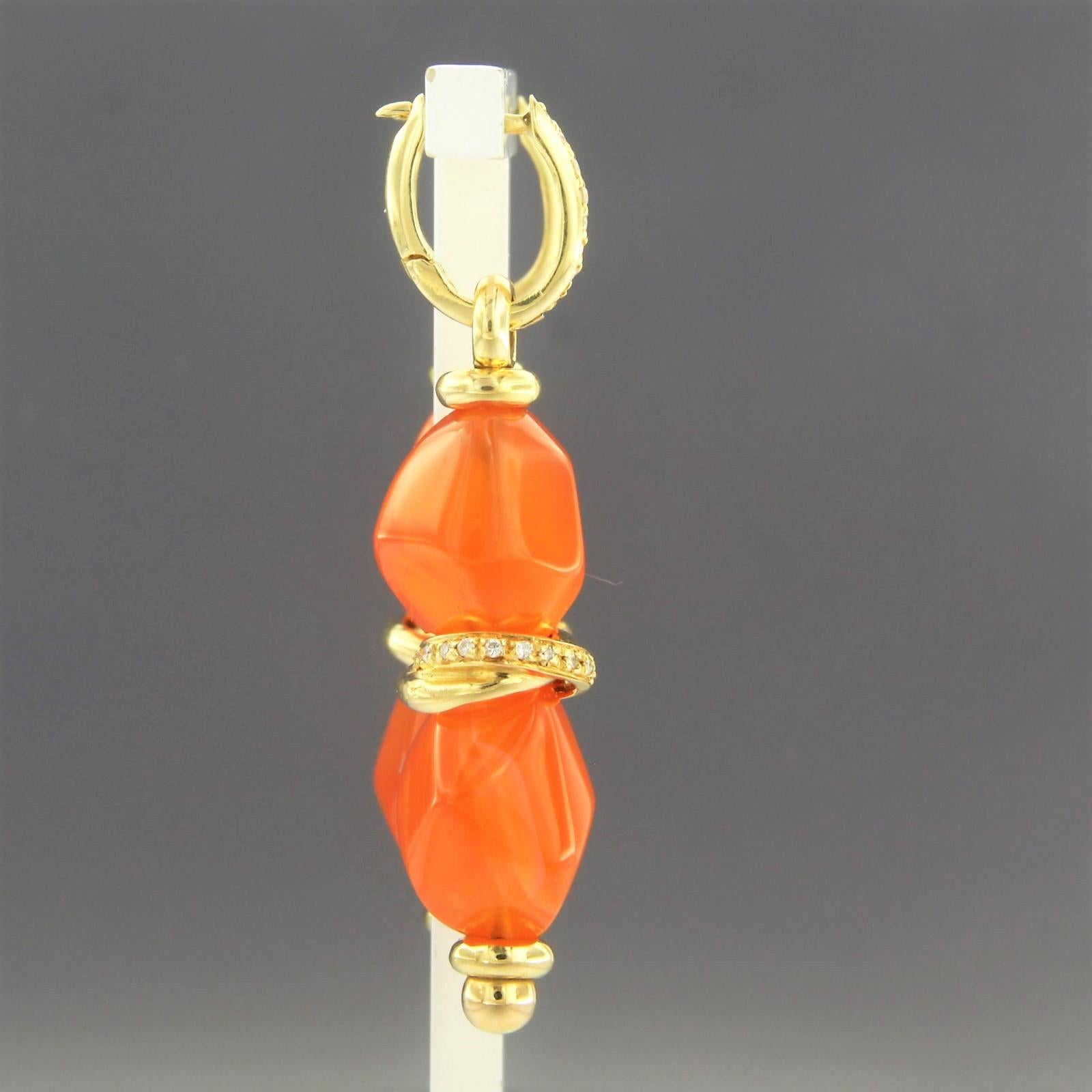 18k yellow gold earrings set with carnelian and brilliant cut diamonds, approximately 0.25ct in total - F/G - VS/SI

detailed description:

The size of the ear studs is 3.2 cm by 1.1 cm wide

weight 14.4 grams

Occupied with

- 4 x 1.3 cm x 1.0 cm