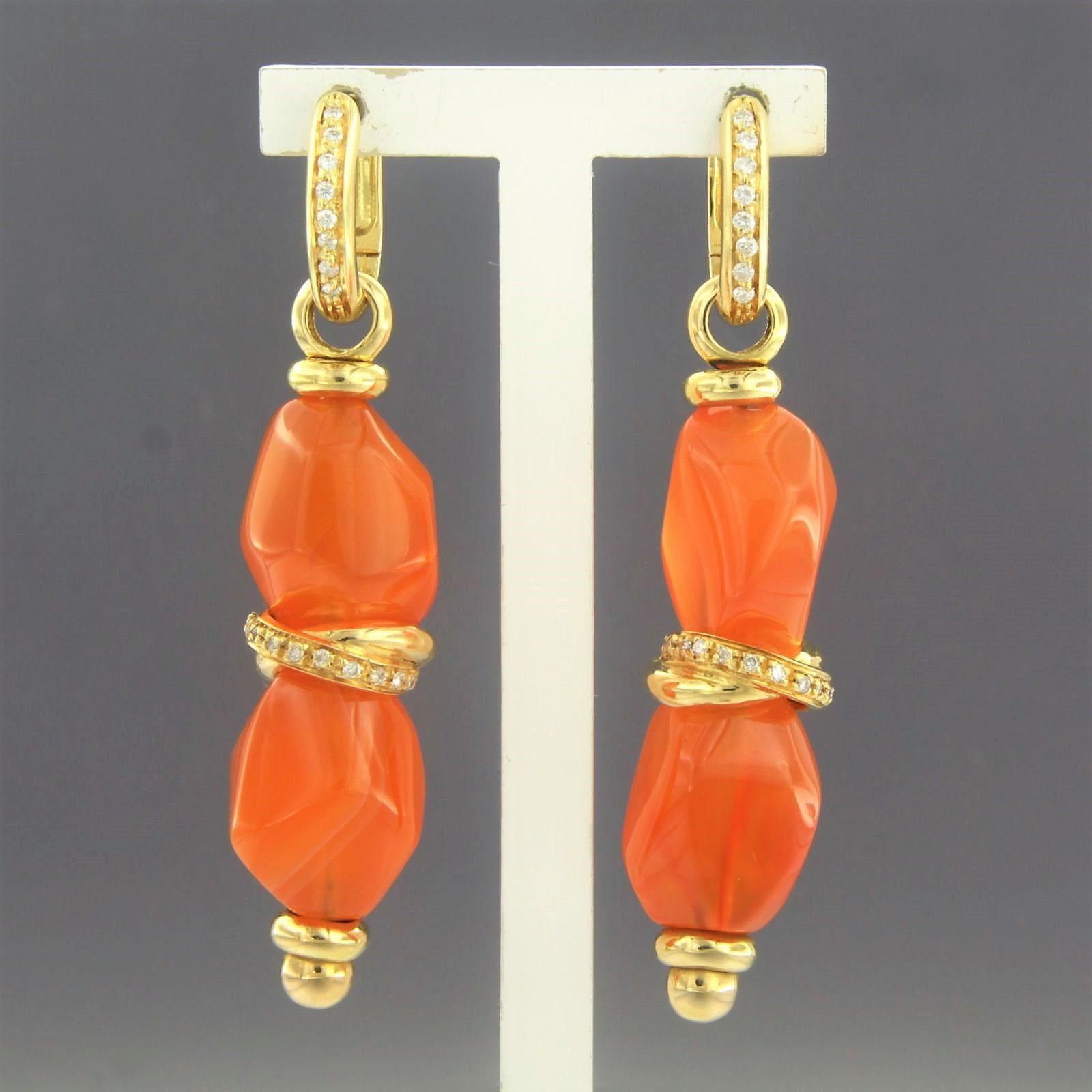 18k yellow gold earrings set with carnelian and brilliant cut diamonds, approximately 0.25ct in total - F/G - VS/SI

detailed description:

The size of the ear studs is 3.2 cm by 1.1 cm wide

weight 14.4 grams

Occupied with

- 4 x 1.3 cm x 1.0 cm