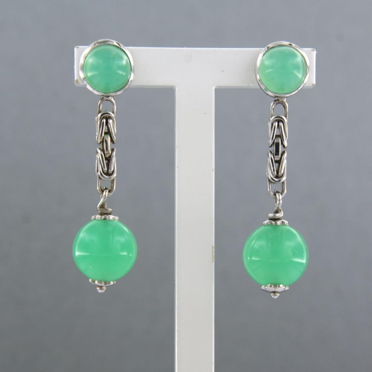 18k white gold earrings with chrysophrase

detailed description:

the top of the earring is 3.1 cm long by 8.3 mm wide

weight 5.1 grams

set with

- 2 x 5.7 mm cabachon cut chrysophrase

- 2 x 8.3 mm round bead shape cut chrysoprase

color