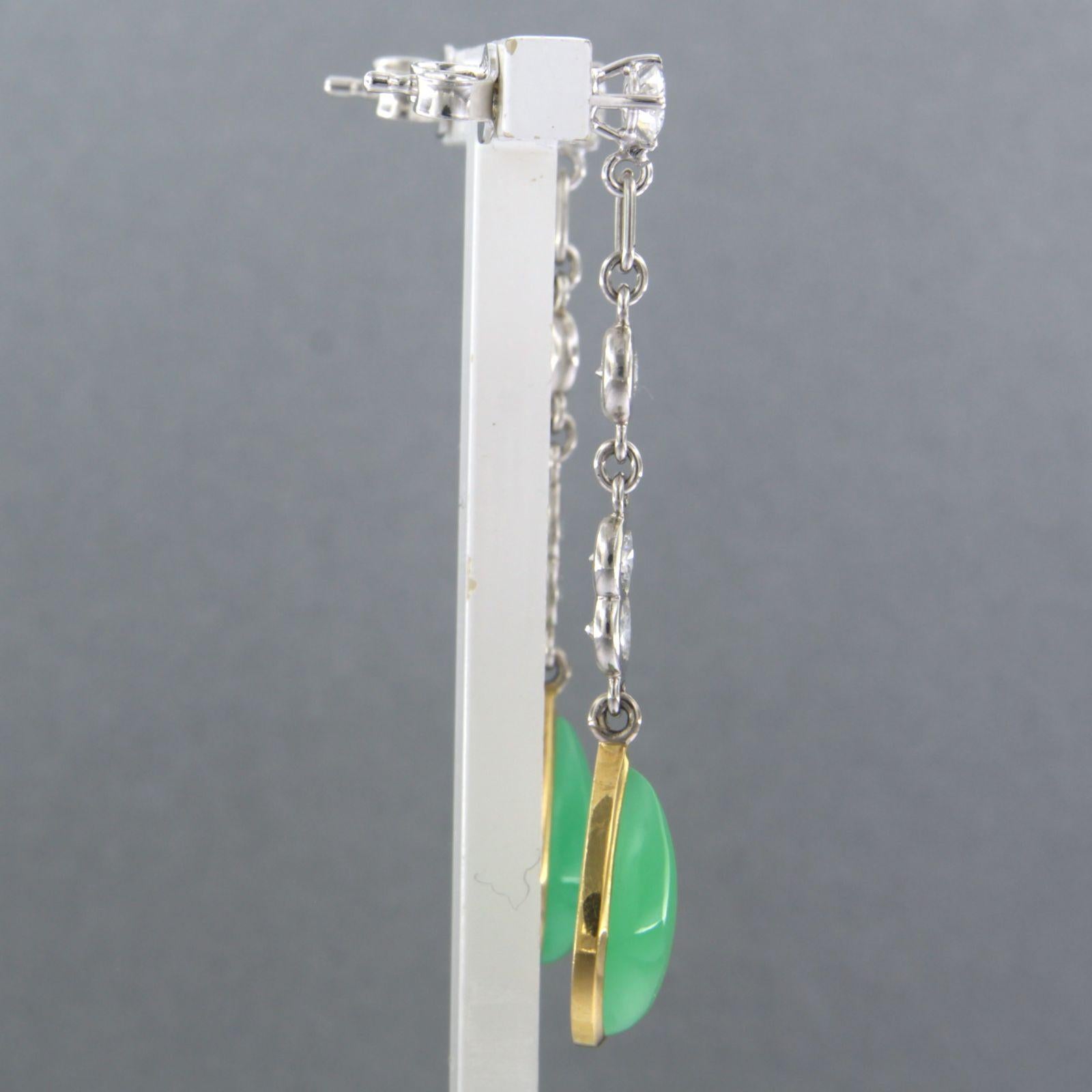 18k bicolour gold earrings set with chrysoprase and brilliant cut diamond up to 1.32ct – F/G – VS/SI

Detailed description:

The size of the earring is 4.5 cm long by 9.2 mm wide

Total weight 5.1 grams

set with

- 2 x 1.2 cm x 7.6 mm drop shape