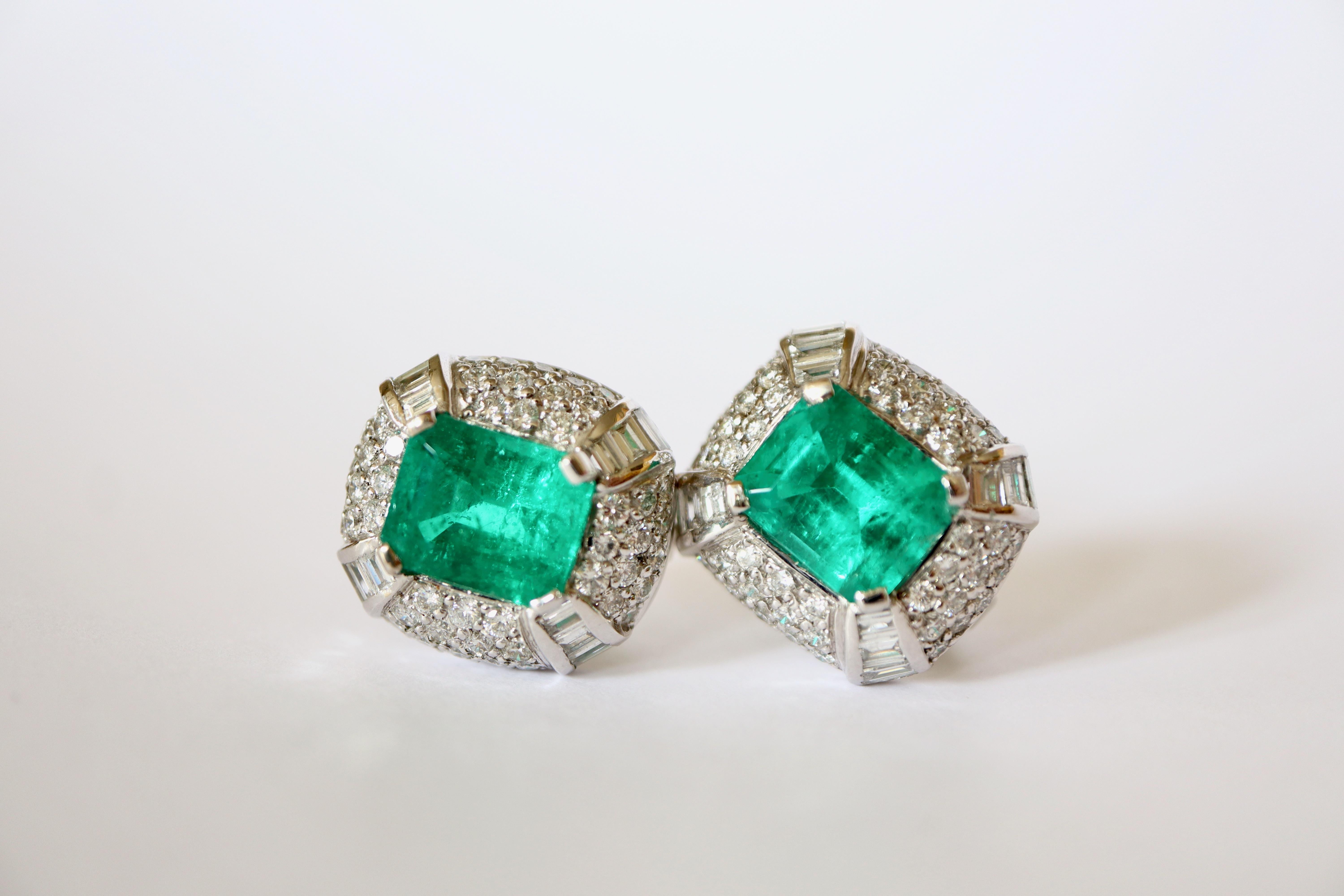Earrings with Colombia Emeralds 6.15 Carats Diamonds 2.43 carats clip-on earring For Sale 6