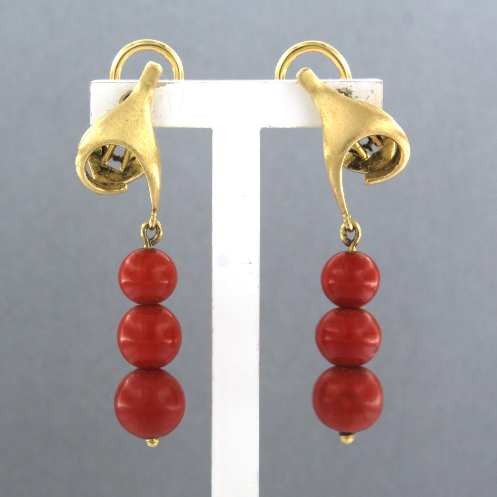 18k yellow gold earrings set with coral

Detailed description:

The earrings are 4.0 cm high and 9.0 mm wide

Total weight 7.2 grams

Set with

- 6 x 6.0 mm - 7.5 mm round bead cut coral

color: red
purity: n/a
Gemstones are often treated to improve