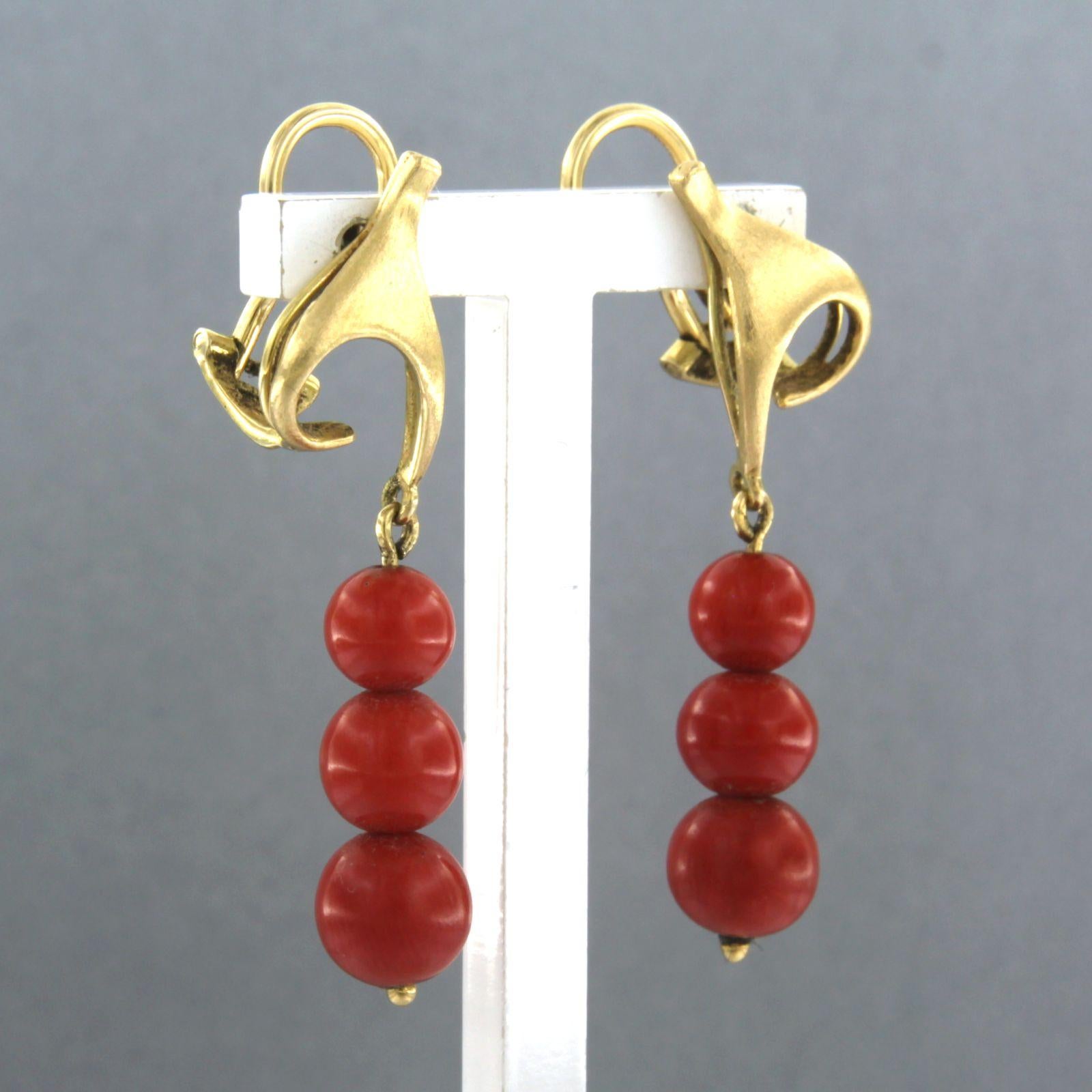 Modern Earrings with coral - 7.2 grams - 18k yellow gold For Sale