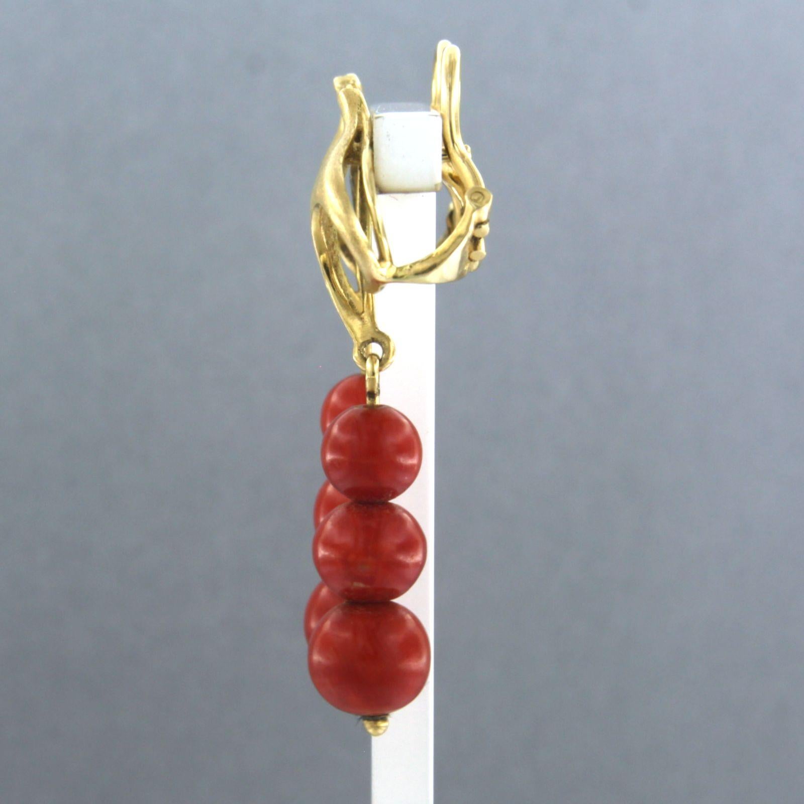 Earrings with coral - 7.2 grams - 18k yellow gold In Excellent Condition For Sale In The Hague, ZH