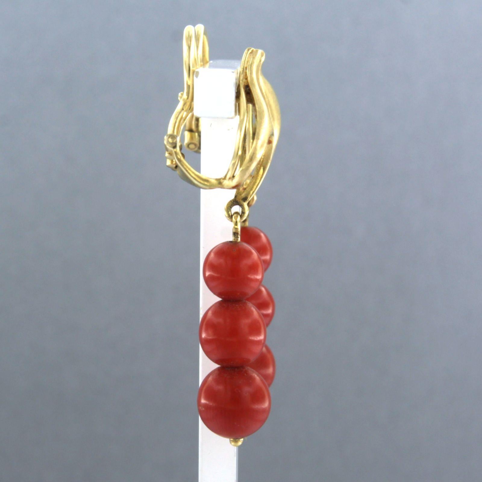 Earrings with coral - 7.2 grams - 18k yellow gold For Sale 1