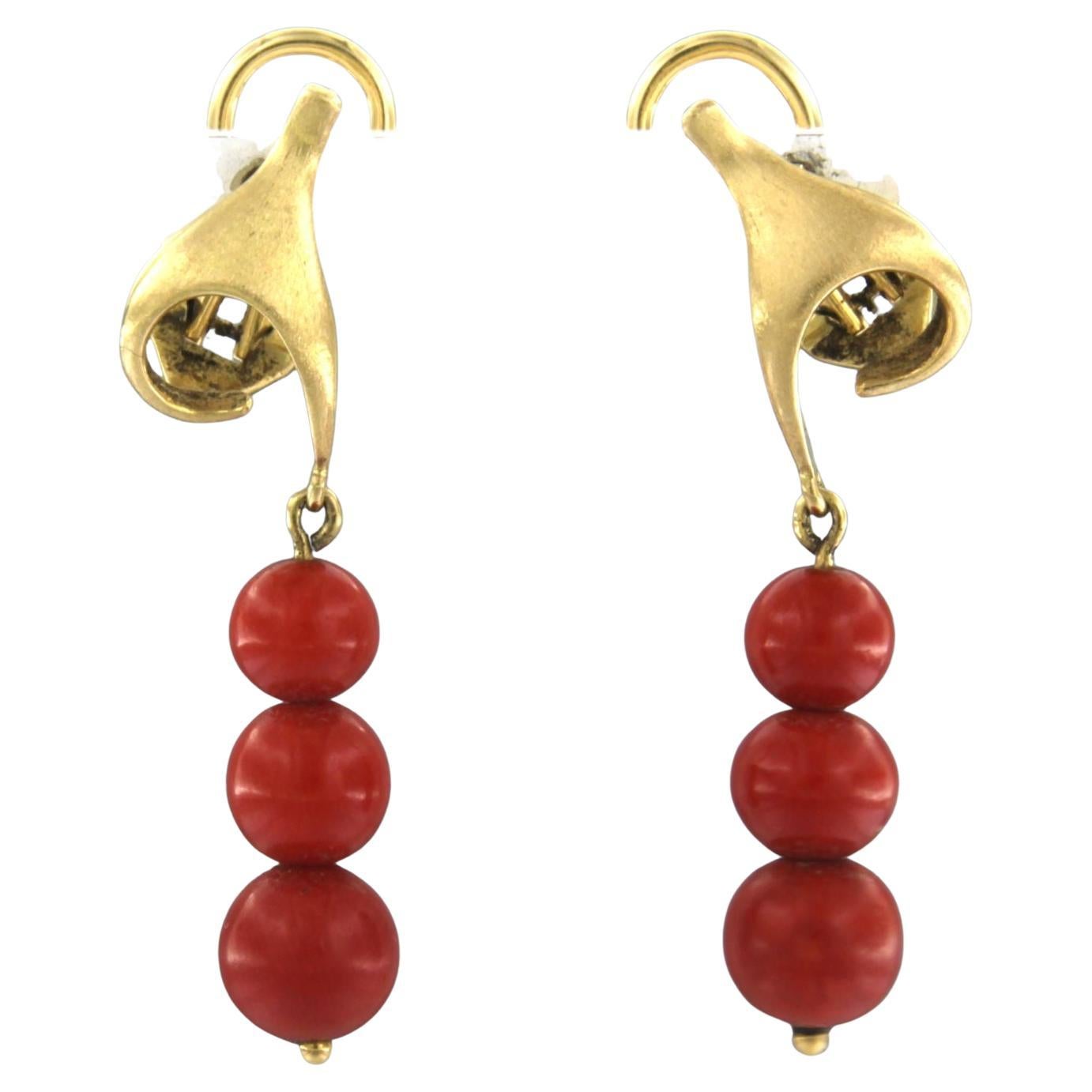 Earrings with coral - 7.2 grams - 18k yellow gold For Sale