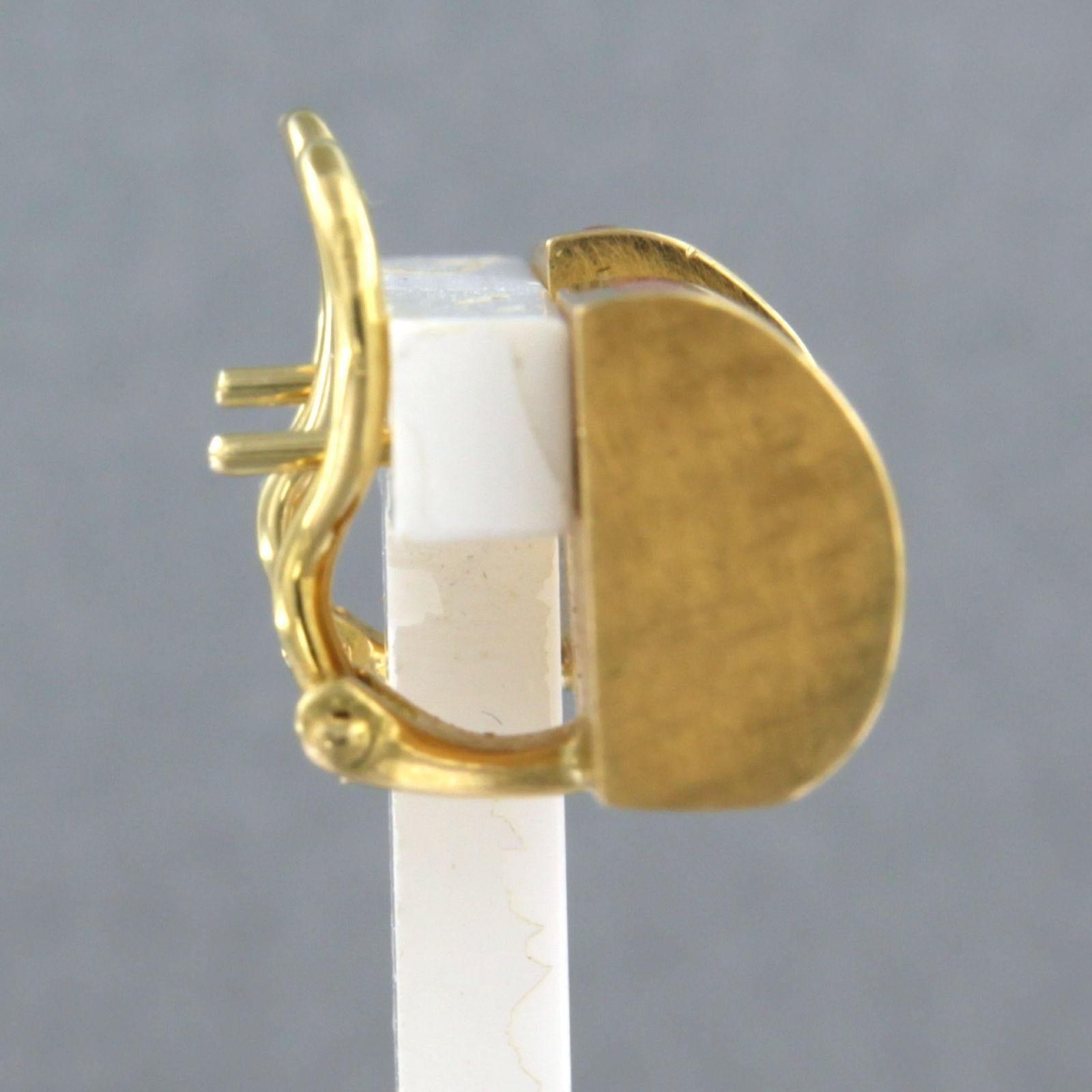 Clips d'oreilles 18k sertis de corail

description détaillée

le haut des clips auriculaires mesure 1,1 cm de haut et 1,3 cm de large

poids 13,1 grammes

set avec

- 2 x 1,3 cm - 1,3 cm demi-cylindre corail coupé

couleur rouge
pureté n/a
Les