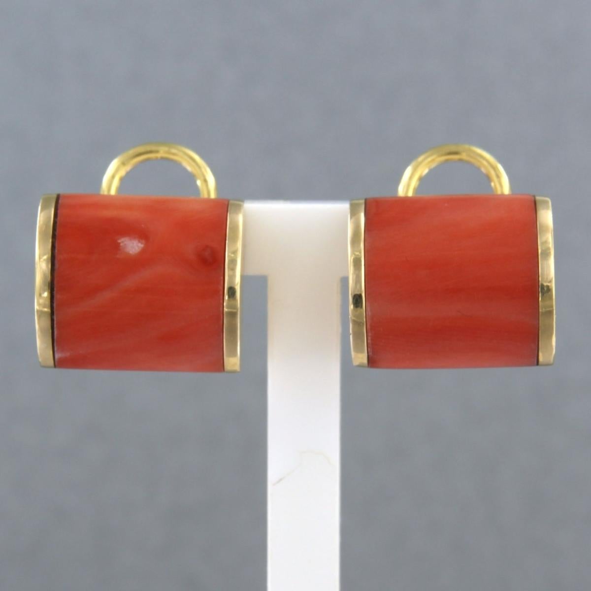 Clips de oreja de 18 quilates engastados con coral

descripción detallada

la parte superior de los clips para las orejas mide 1,1 cm de alto y 1,3 cm de ancho

peso 13,1 gramos

con

- 2 x 1,3 cm - coral cortado en medio cilindro de 1,3 cm

color