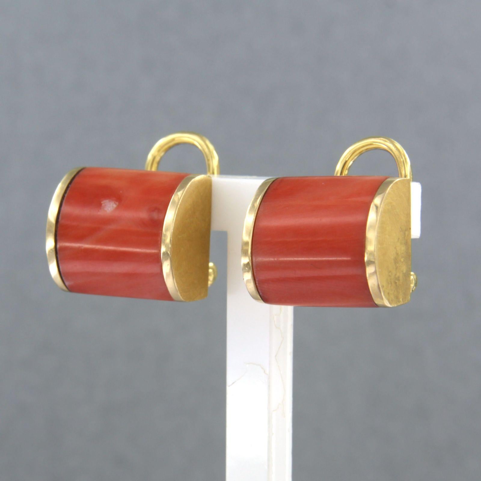 Boucles d'oreilles avec rubis de corail - 13,1 grammes - or jaune 18 carats Excellent état - En vente à The Hague, ZH