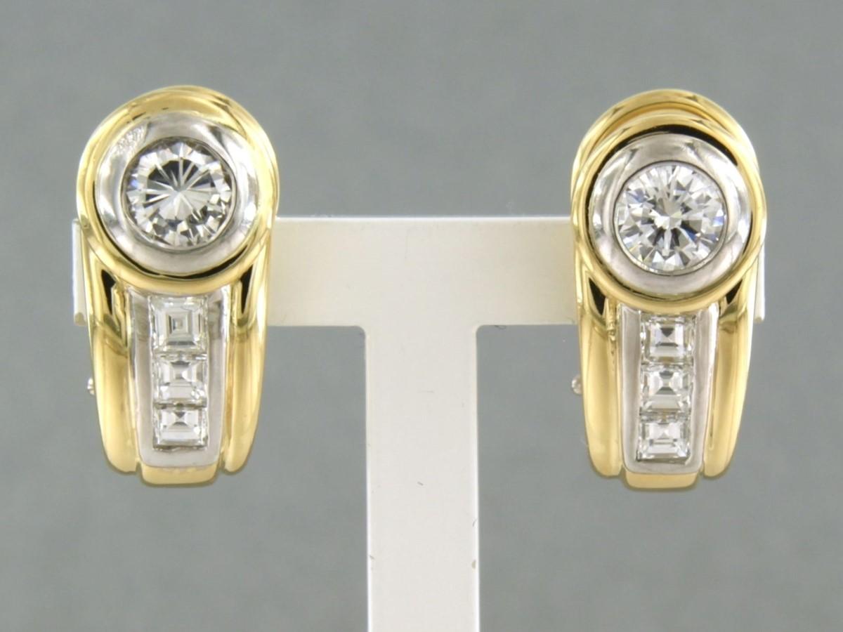 18 kt bicolor gold ear clips set with brilliant and square cut diamonds. 1.30ct - I/Y, F/G - VS/SI

detailed description:

The size of the ear clip is 1.8 cm long by 8.4 mm wide

weight 12.3 grams

occupied with

- 2 x 4.1 mm brilliant cut diamond,