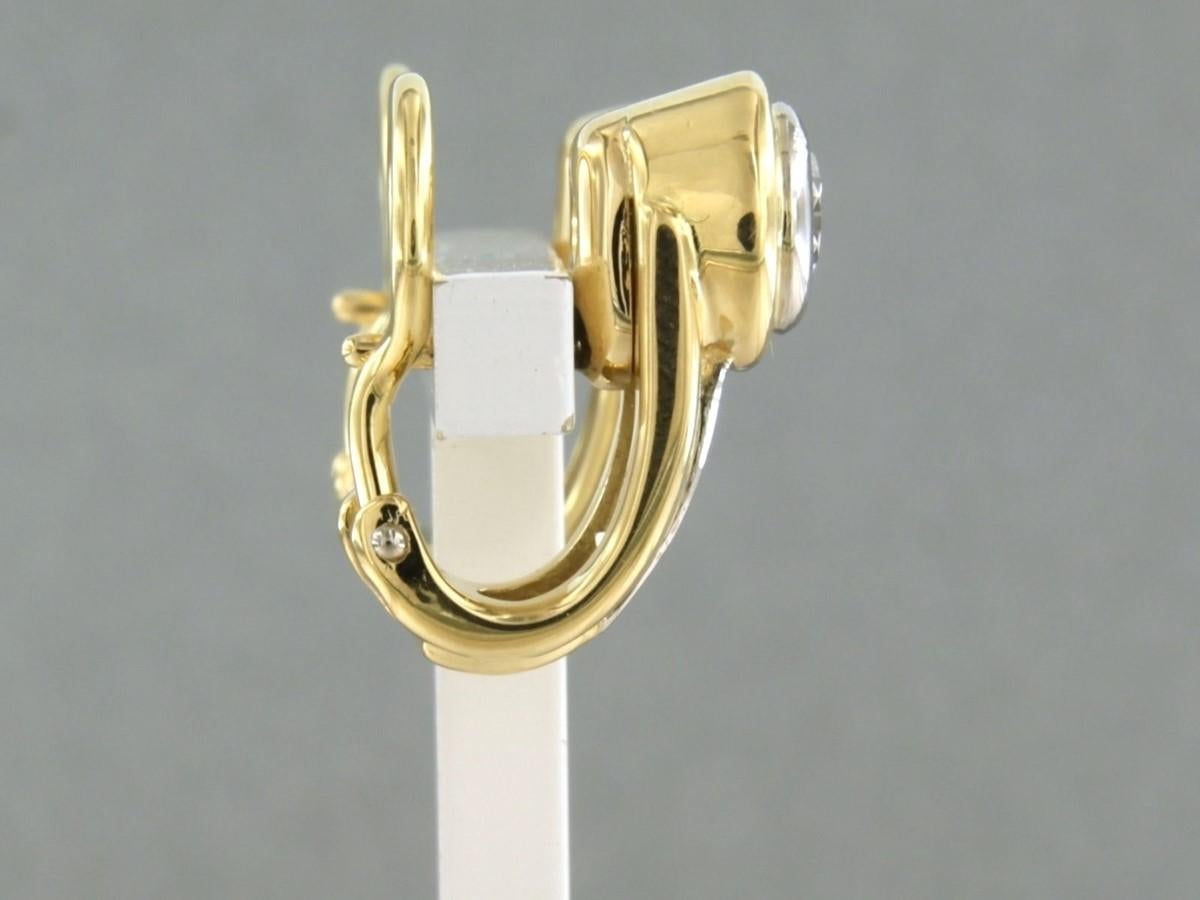 Ohrringe mit Diamanten aus 18 Karat zweifarbigem Gold im Angebot 1