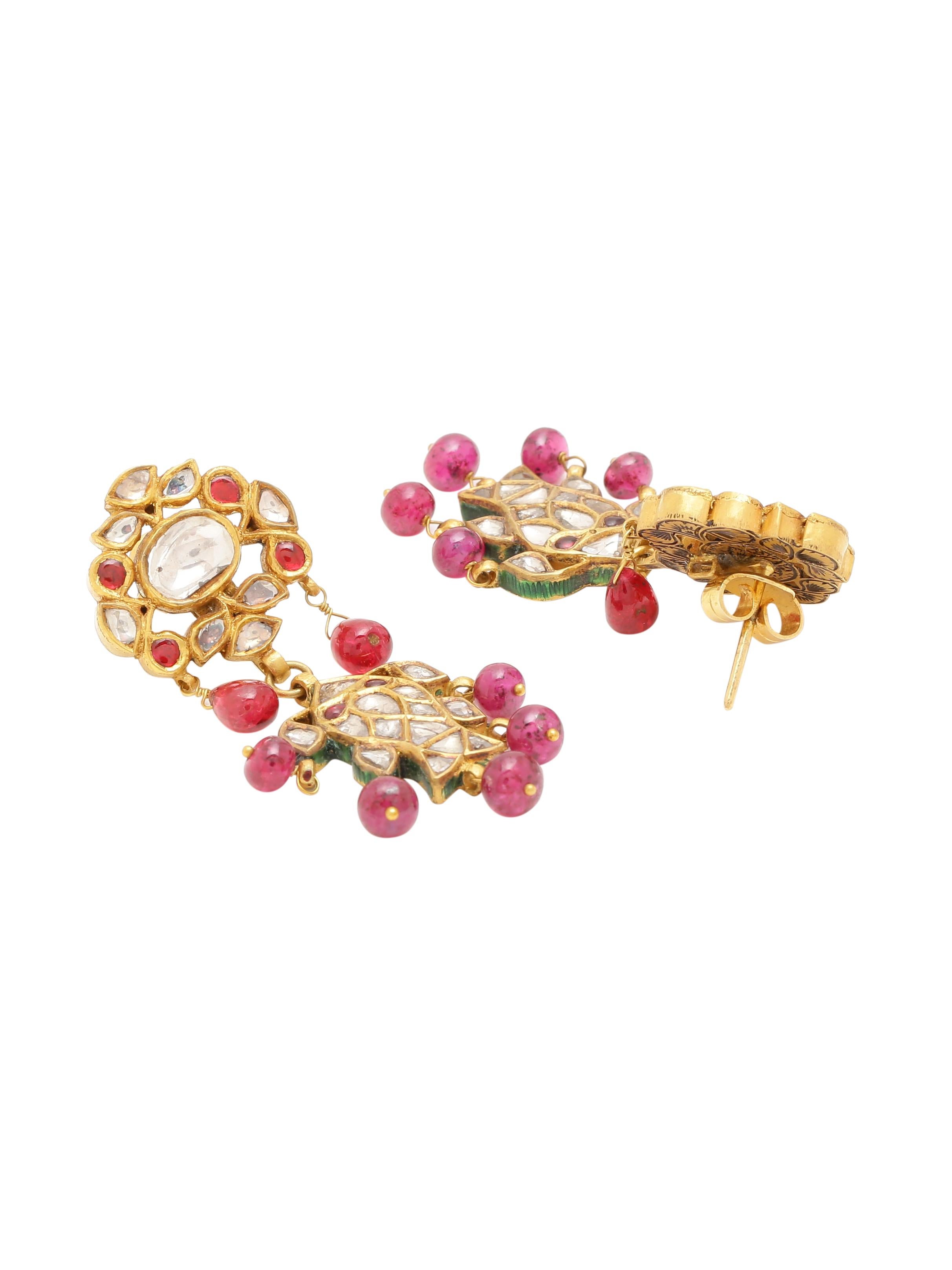 Ohrringe mit Diamanten, Rubinen und Spinellen, handgefertigt aus 18 Karat Gold mit Emaille im Zustand „Neu“ im Angebot in Jaipur, IN