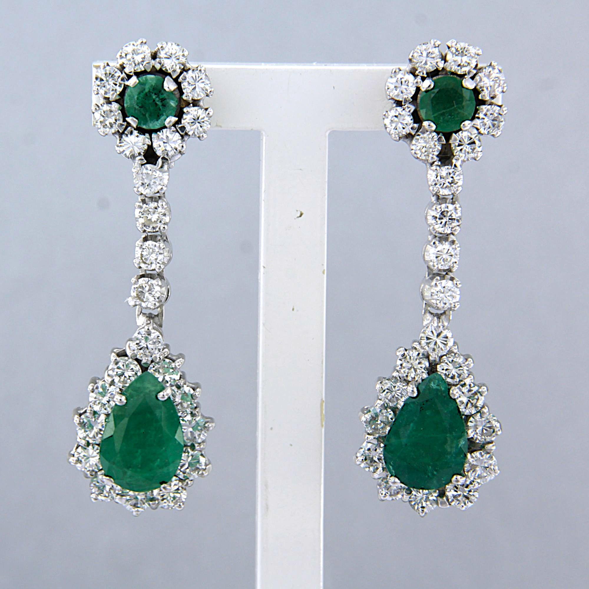 Ohrringe aus 14 Karat Weißgold, besetzt mit Diamanten im Smaragd- und Brillantschliff (bis zu 1,50 ct) - F/G - VS/SI

Ausführliche Beschreibung:

Die Ohrringe sind 3,4 cm lang und 1,0 cm breit.

Gesamtgewicht: 10.6 Gramm

Set mit:

- 2 x 8,5 mm x