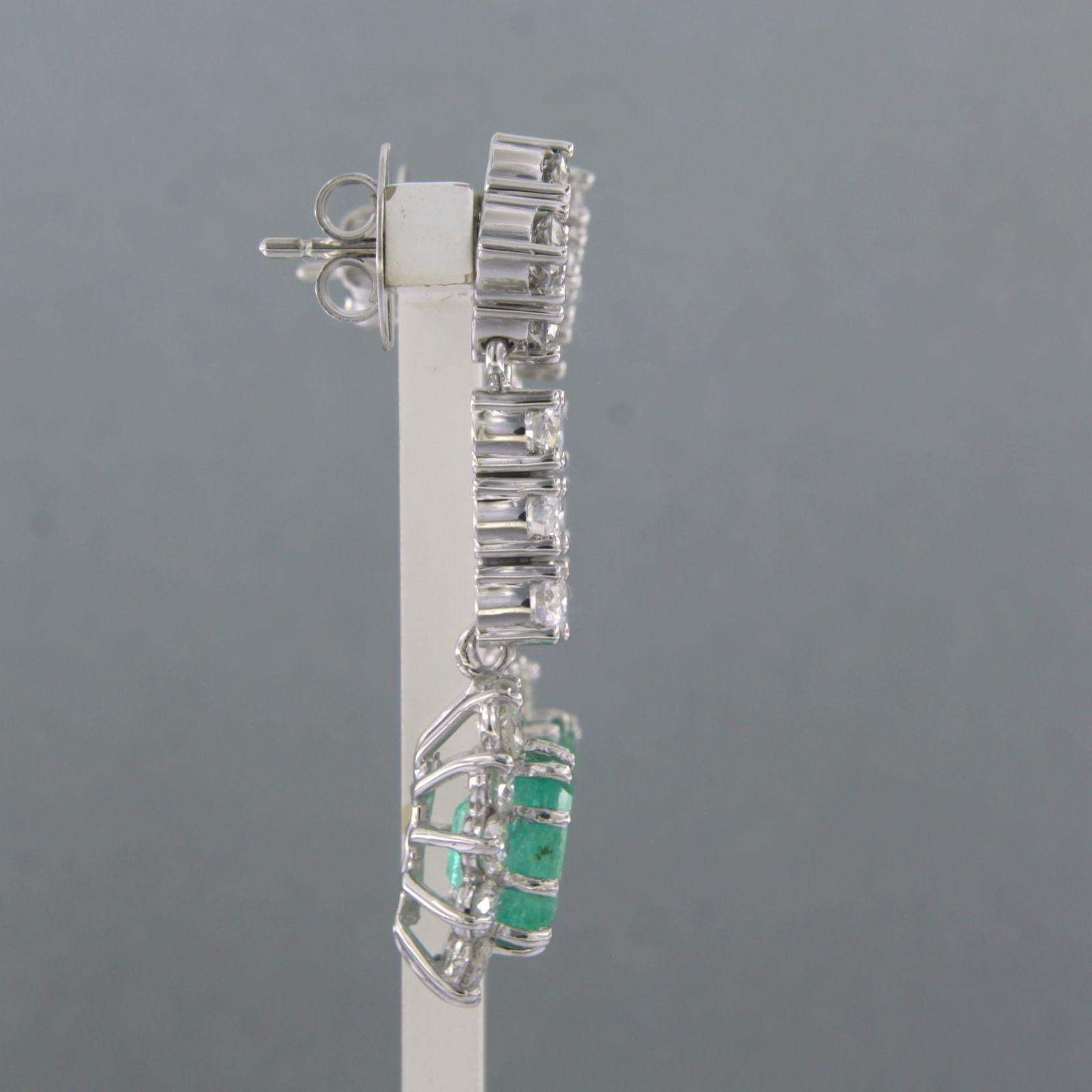 Boucles d'oreilles en or blanc 14k serties d'émeraudes jusqu'à 3,60 ct et de diamants taille brillant jusqu'à 5,00 ct - F/G - VS/SI

Description détaillée :

Les boucles d'oreilles mesurent 4,0 cm de long et 1,3 cm de large.

Poids total : 11,6