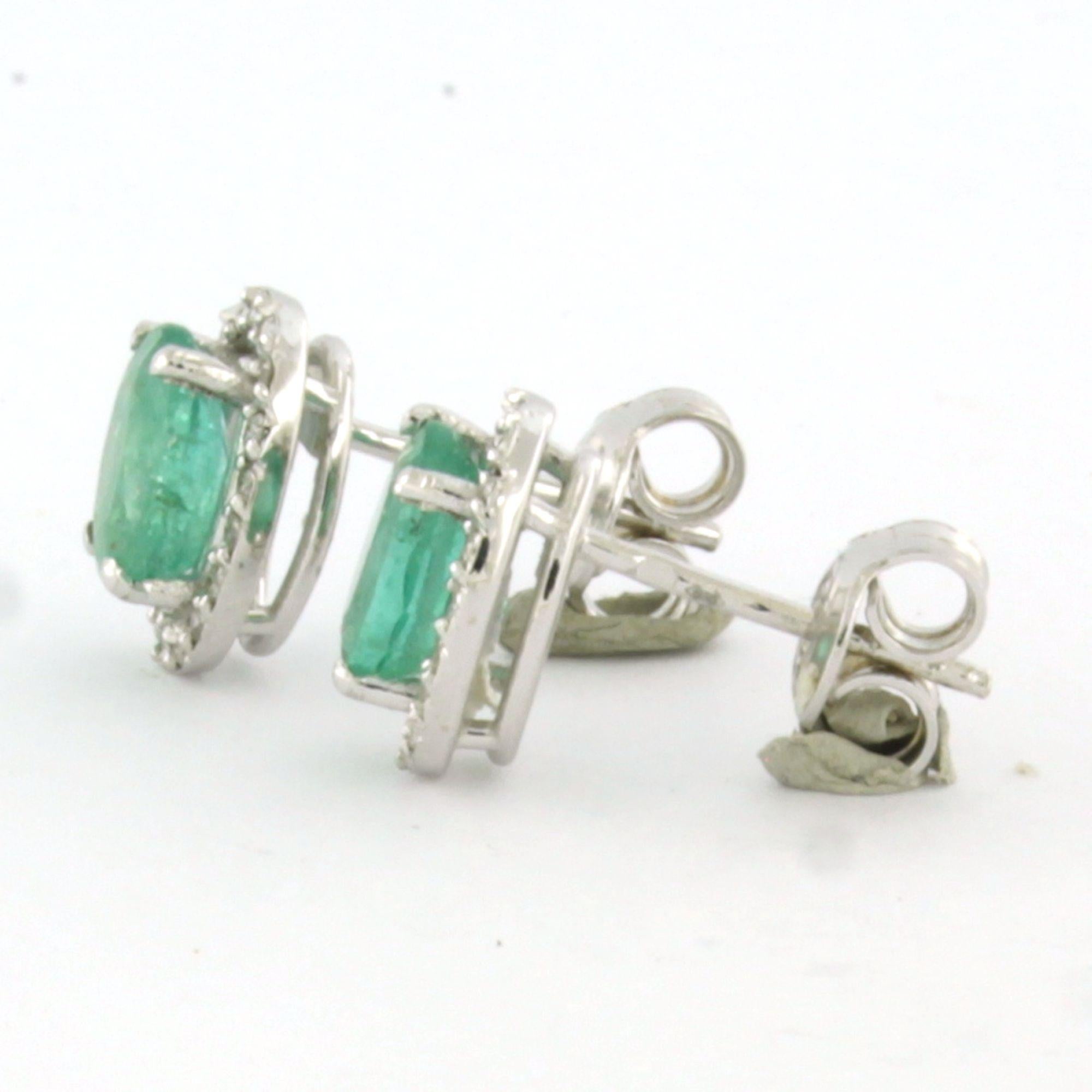 Moderne Boucles d'oreilles avec émeraude et diamants taille brillant jusqu'à 0,20ct or 14k 2,5 grammes en vente