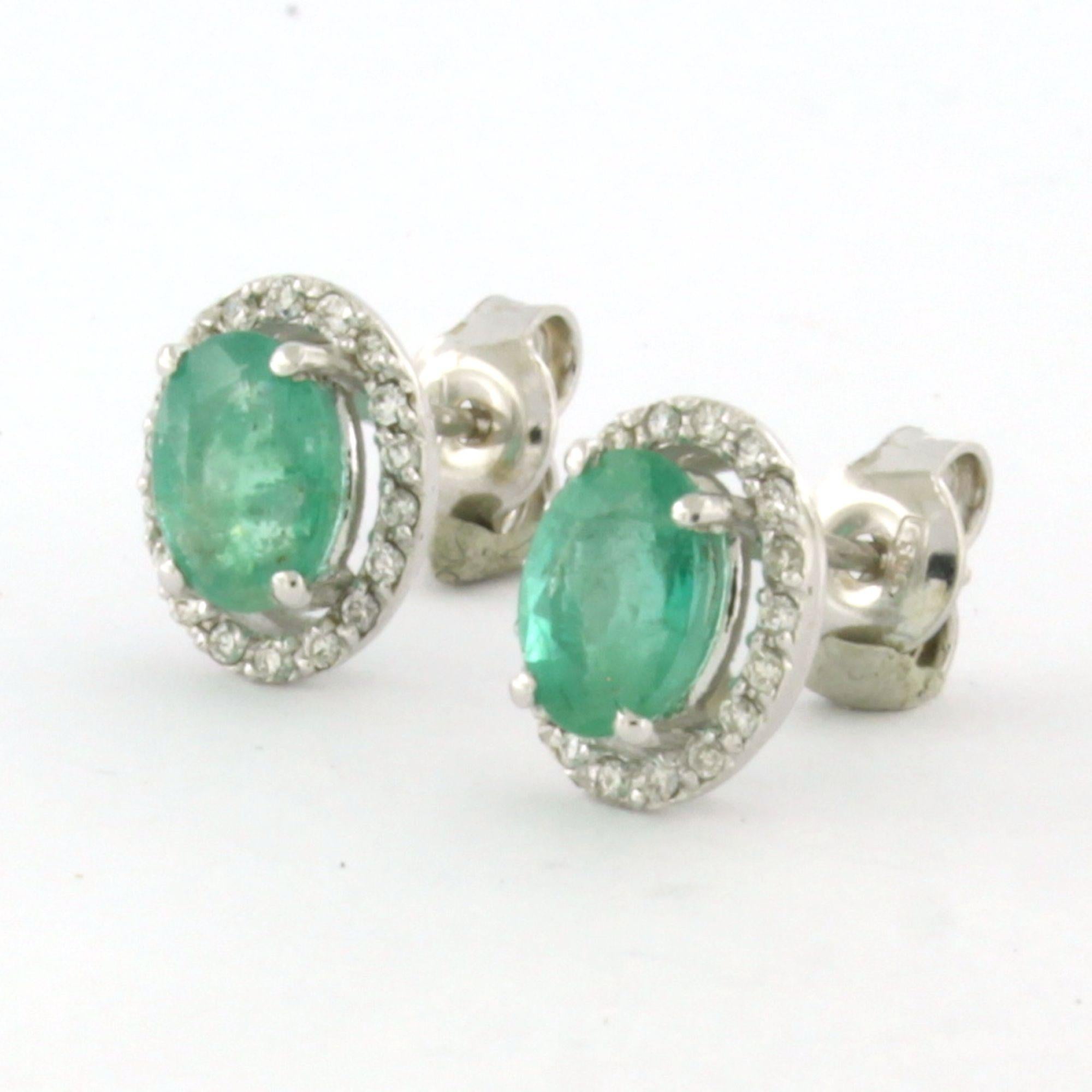 Taille brillant Boucles d'oreilles avec émeraude et diamants taille brillant jusqu'à 0,20ct or 14k 2,5 grammes en vente