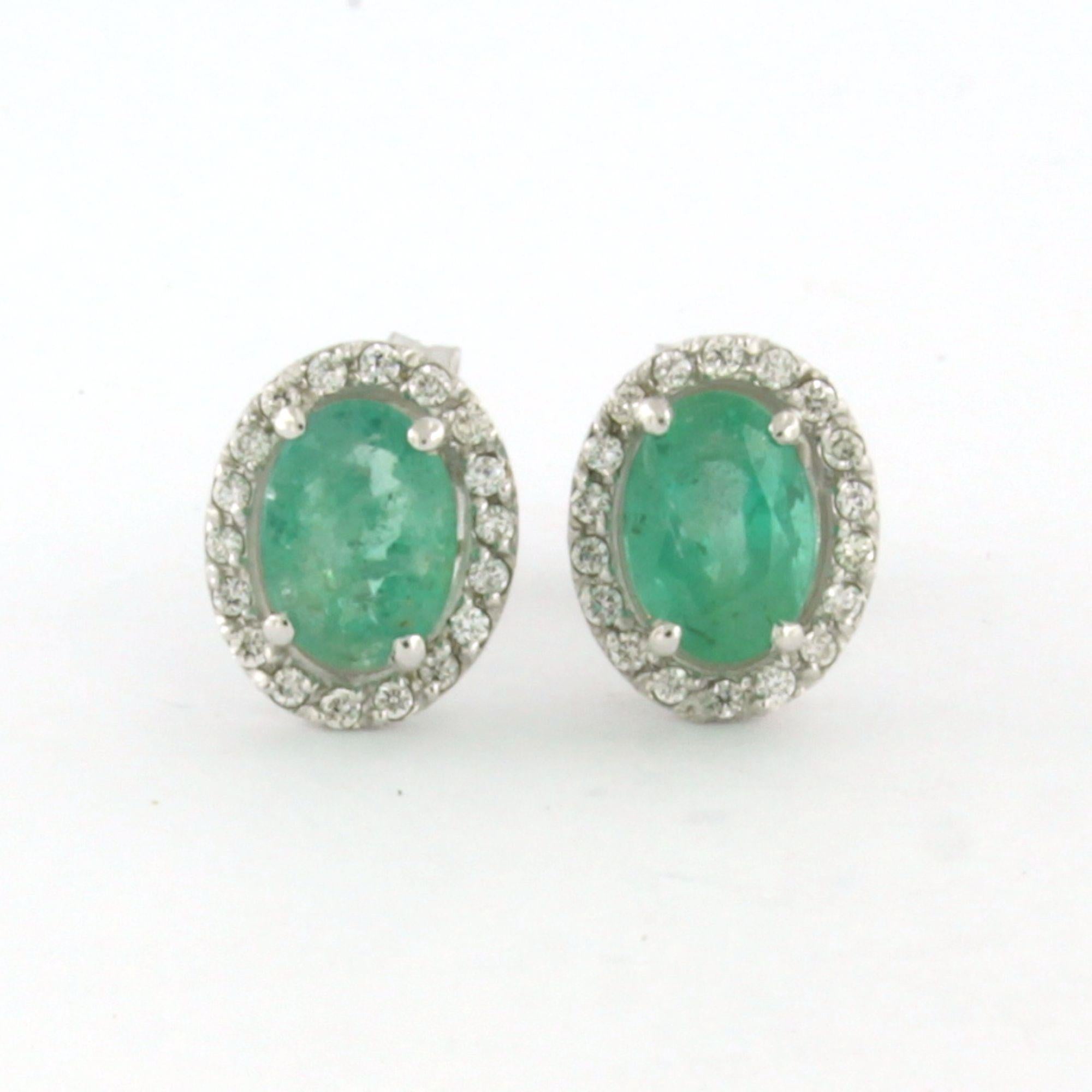Boucles d'oreilles avec émeraude et diamants taille brillant jusqu'à 0,20ct or 14k 2,5 grammes en vente 1